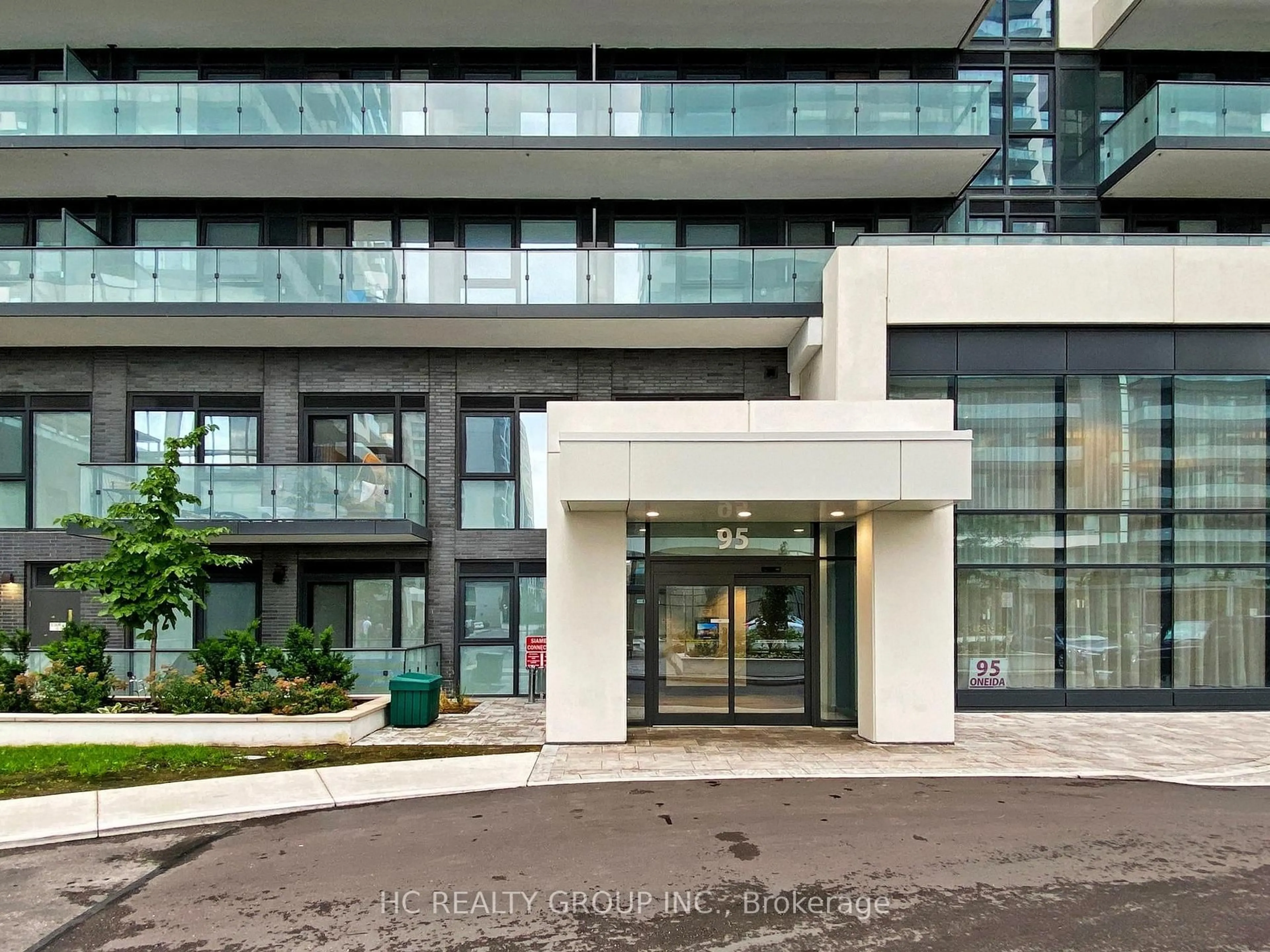 Indoor foyer for 95 Oneida Cres #2003, Richmond Hill Ontario L4B 0H5