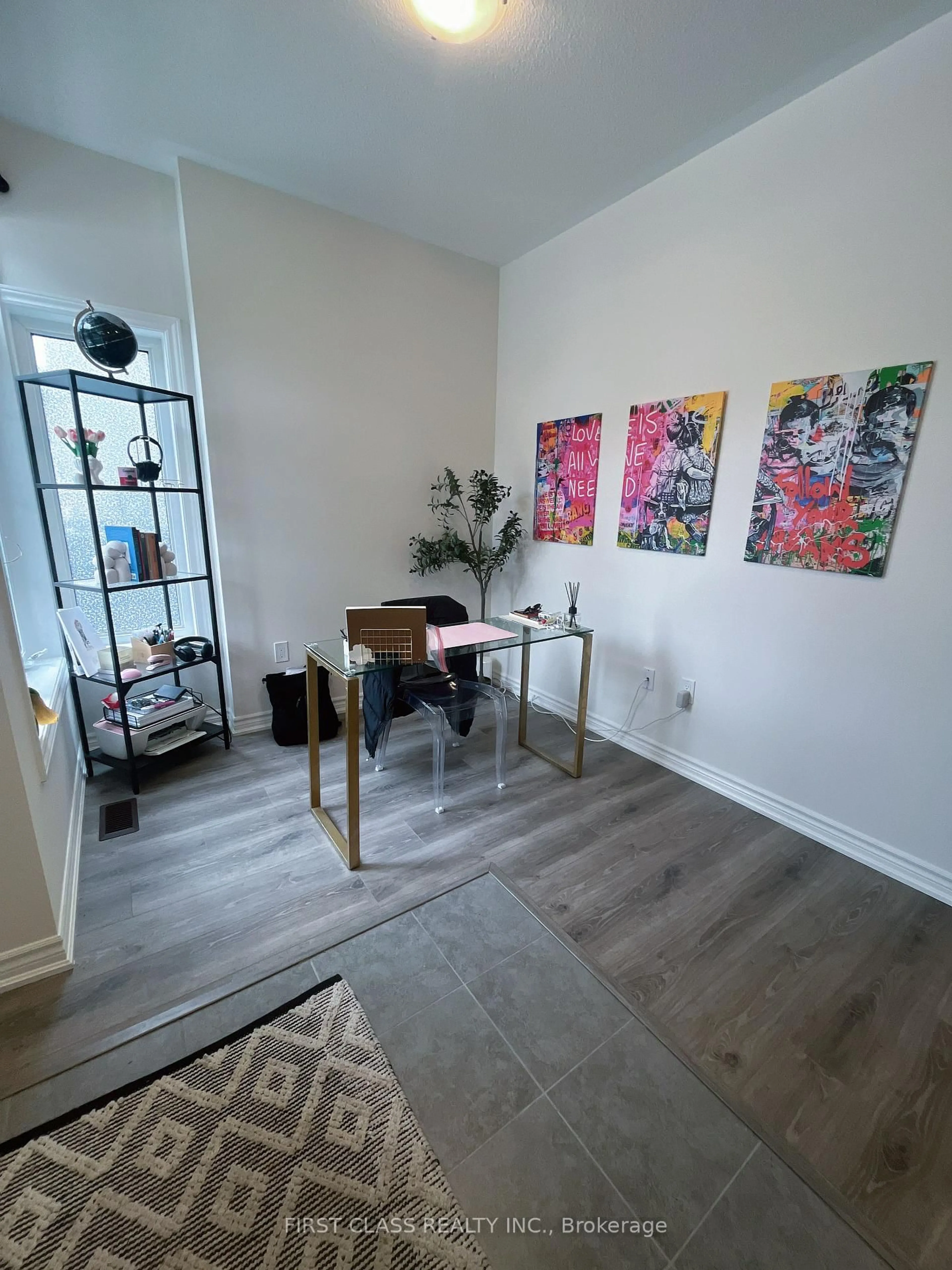 A pic of a room for 61 Kenneth Rogers Cres, East Gwillimbury Ontario L9N 0S3