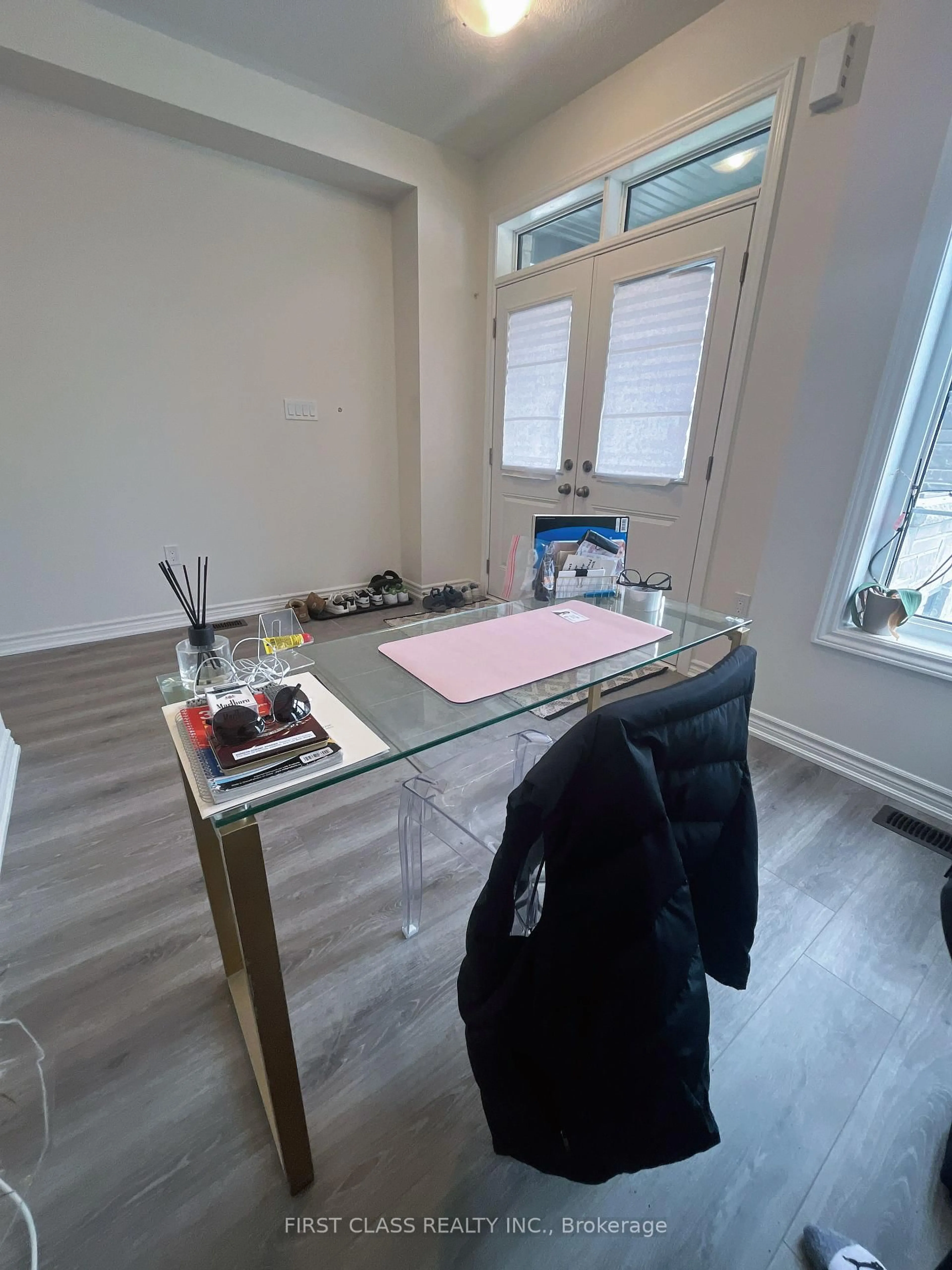 A pic of a room for 61 Kenneth Rogers Cres, East Gwillimbury Ontario L9N 0S3