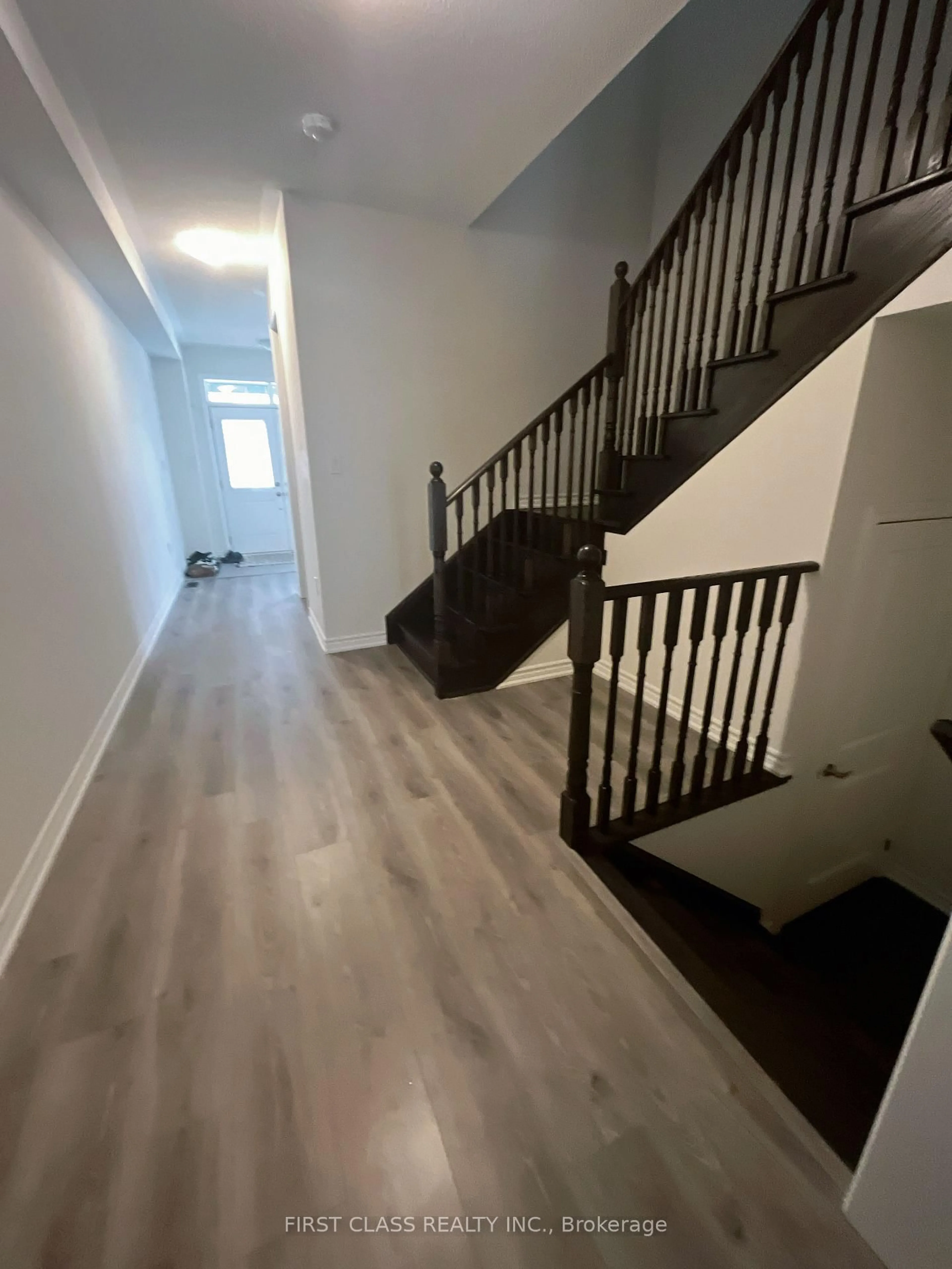 Stairs for 61 Kenneth Rogers Cres, East Gwillimbury Ontario L9N 0S3