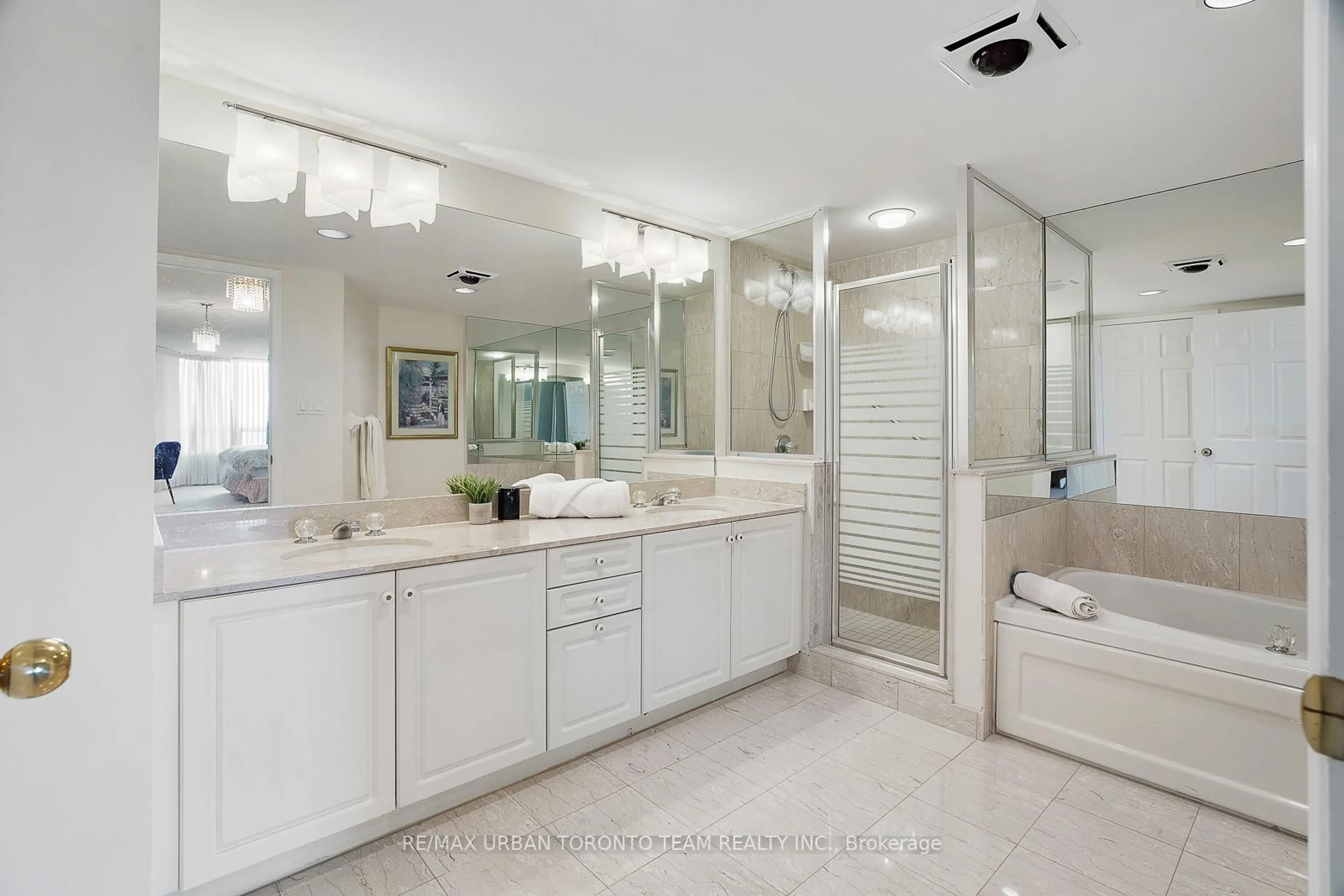 Contemporary bathroom, ceramic/tile floor for 610 Bullock Dr #1012, Markham Ontario L3R 0G1