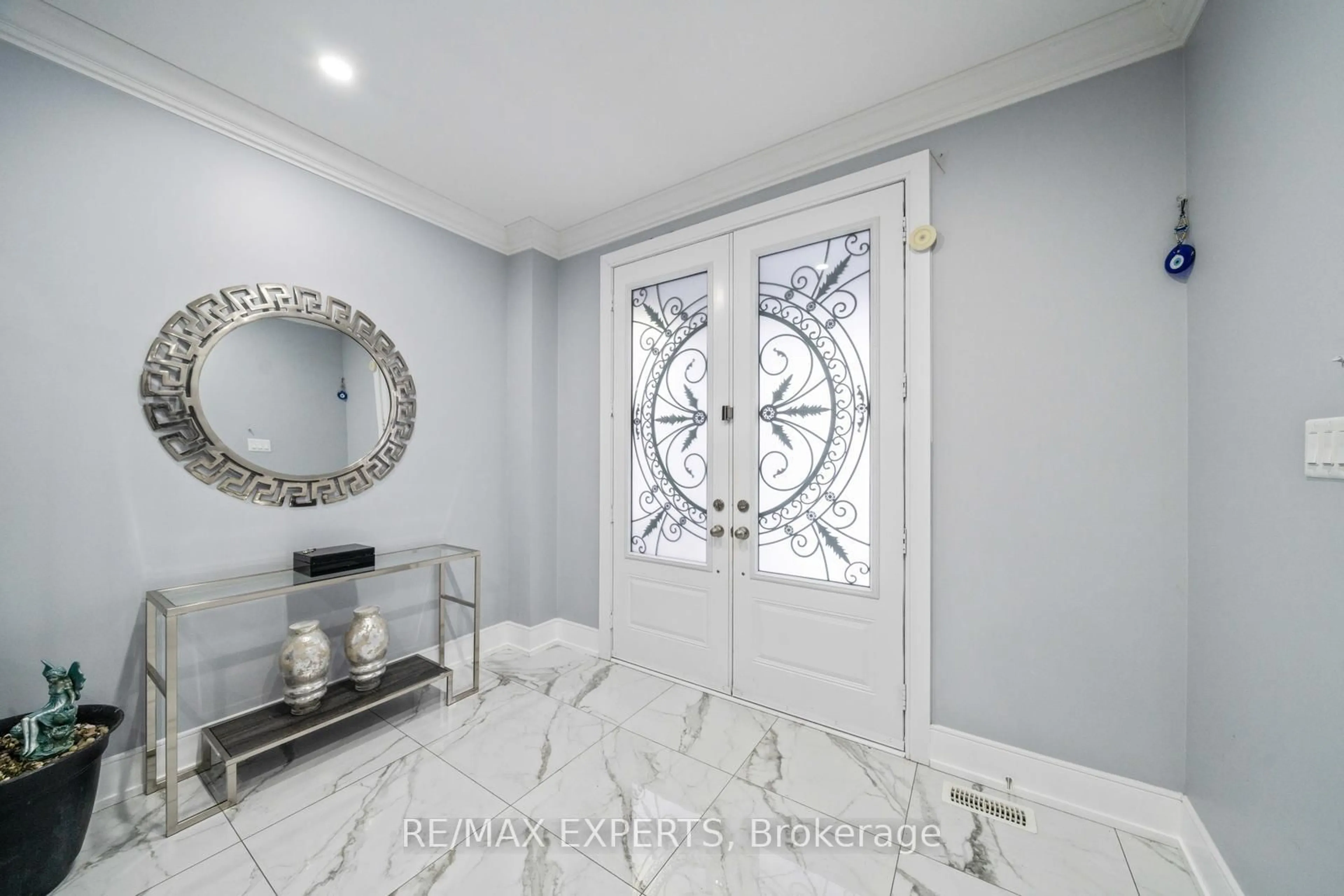 Indoor entryway for 15 Tyndall Dr, Bradford West Gwillimbury Ontario L3Z 4G6