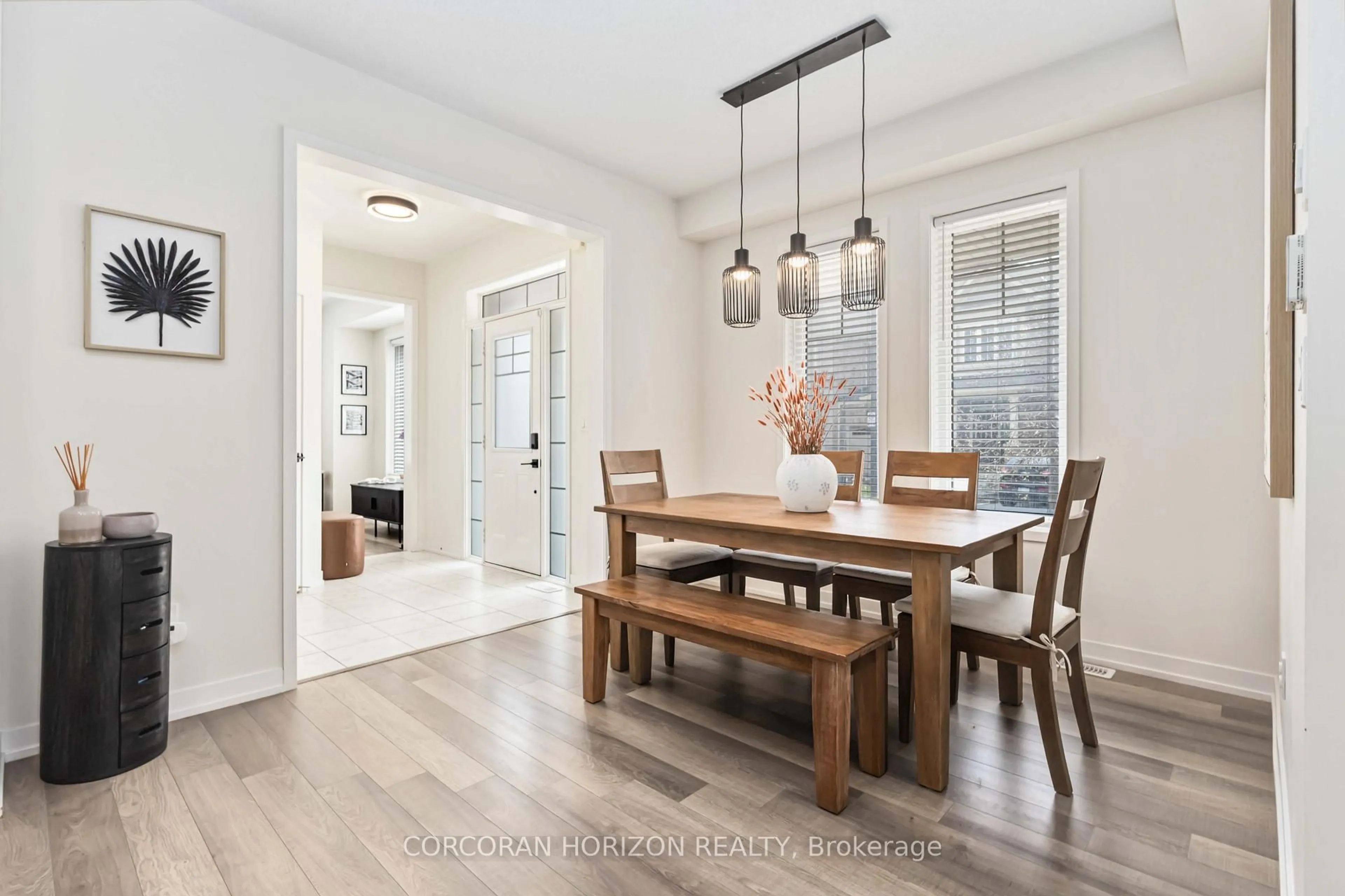 Dining room, wood/laminate floor for 81 Dundonald Tr, Newmarket Ontario L3Y 0E1