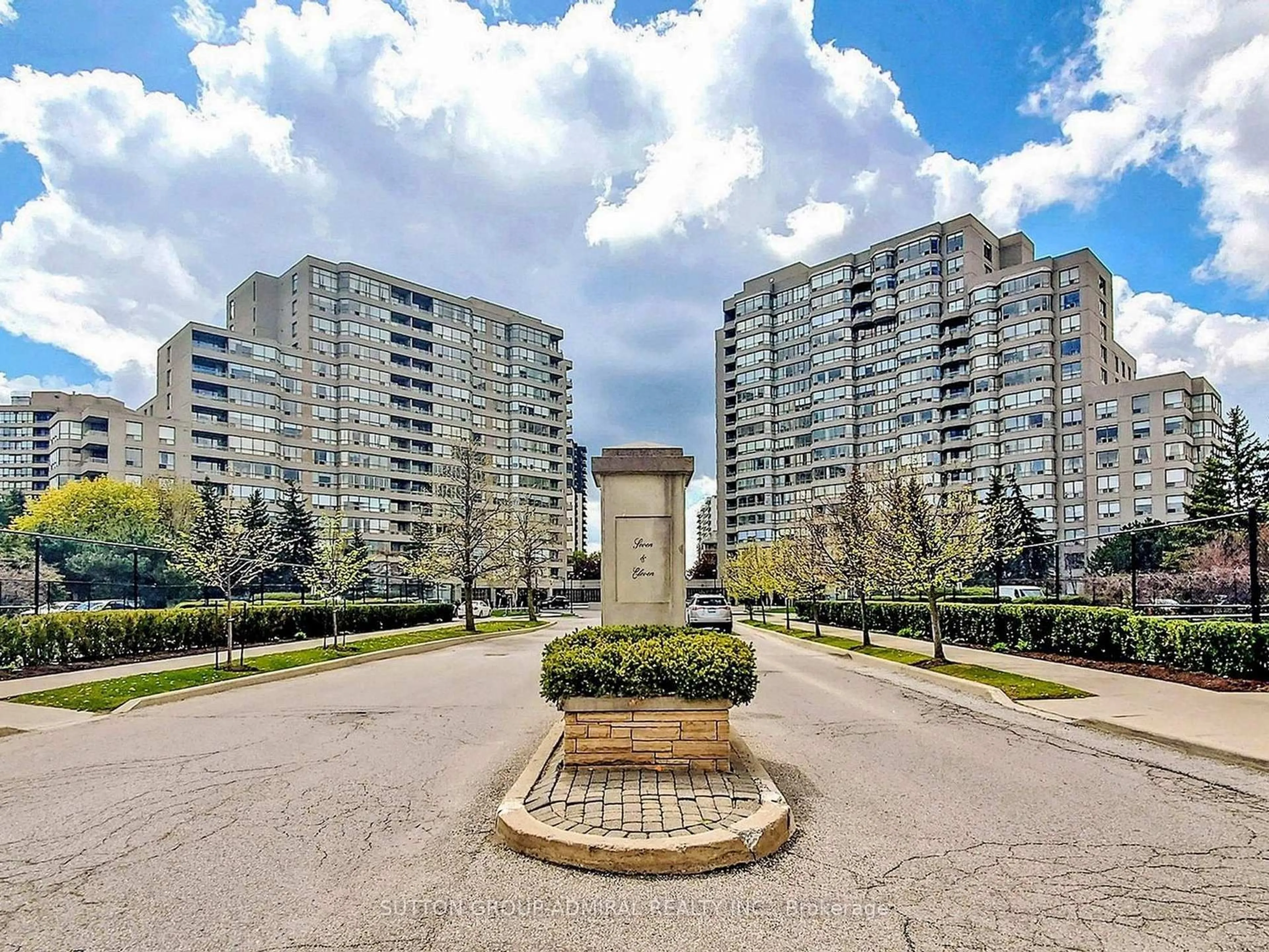 Patio, street for 11 Townsgate Dr #401, Vaughan Ontario L4J 8G4