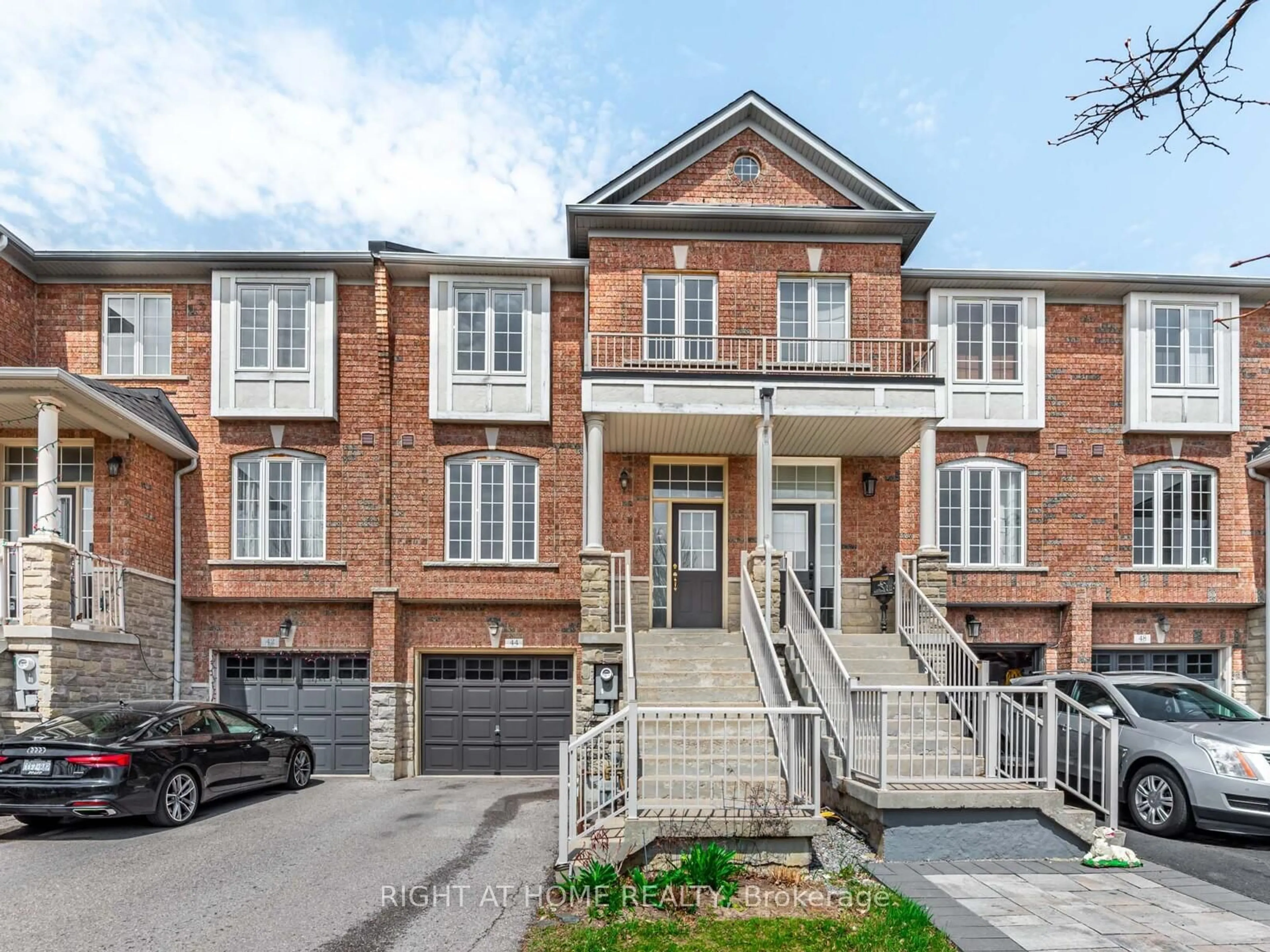 Home with brick exterior material, street for 44 MARTELL Gate, Aurora Ontario L4G 0A3