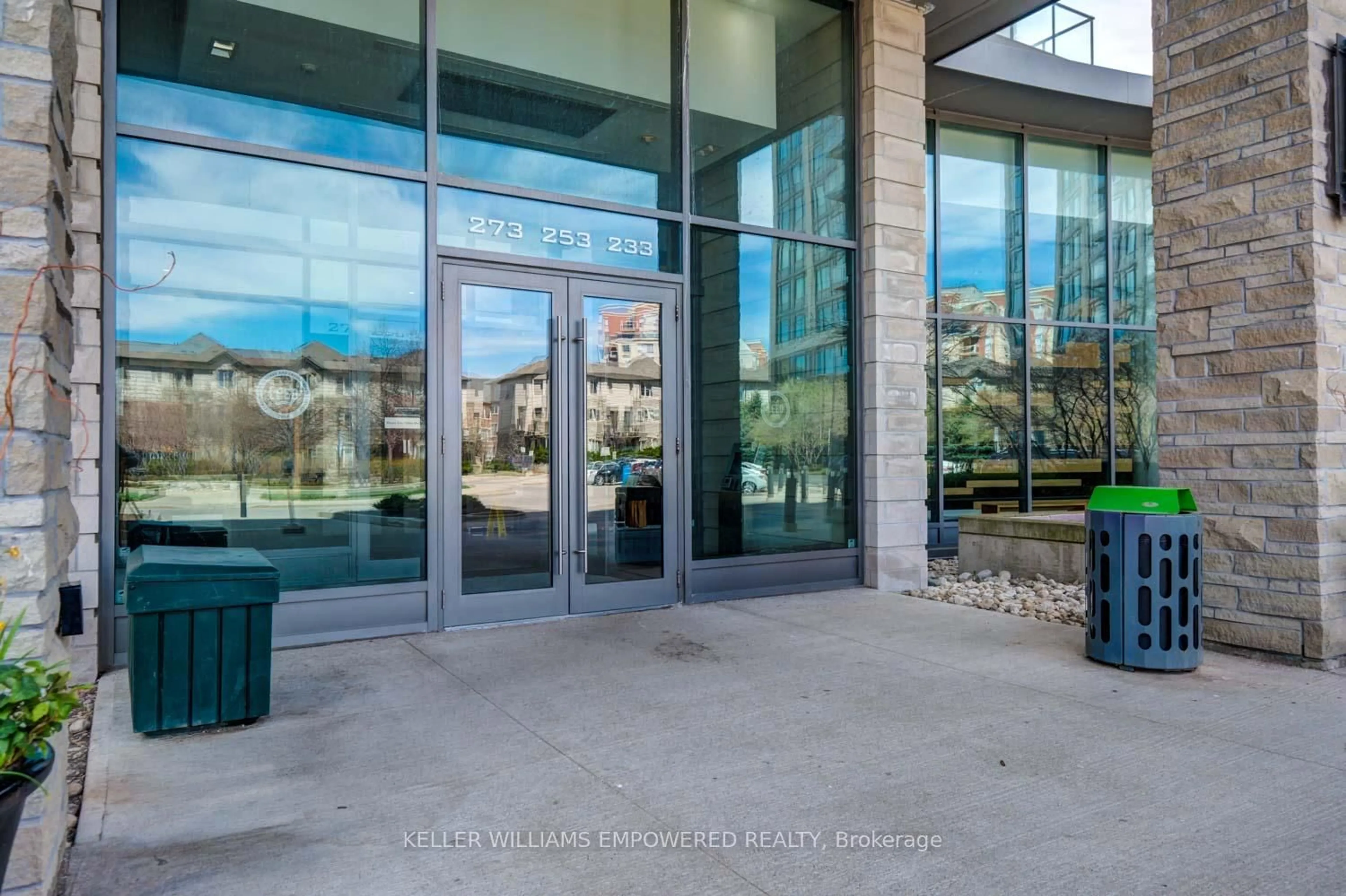 Indoor foyer for 233 South Park Rd #303, Markham Ontario L3T 0B3