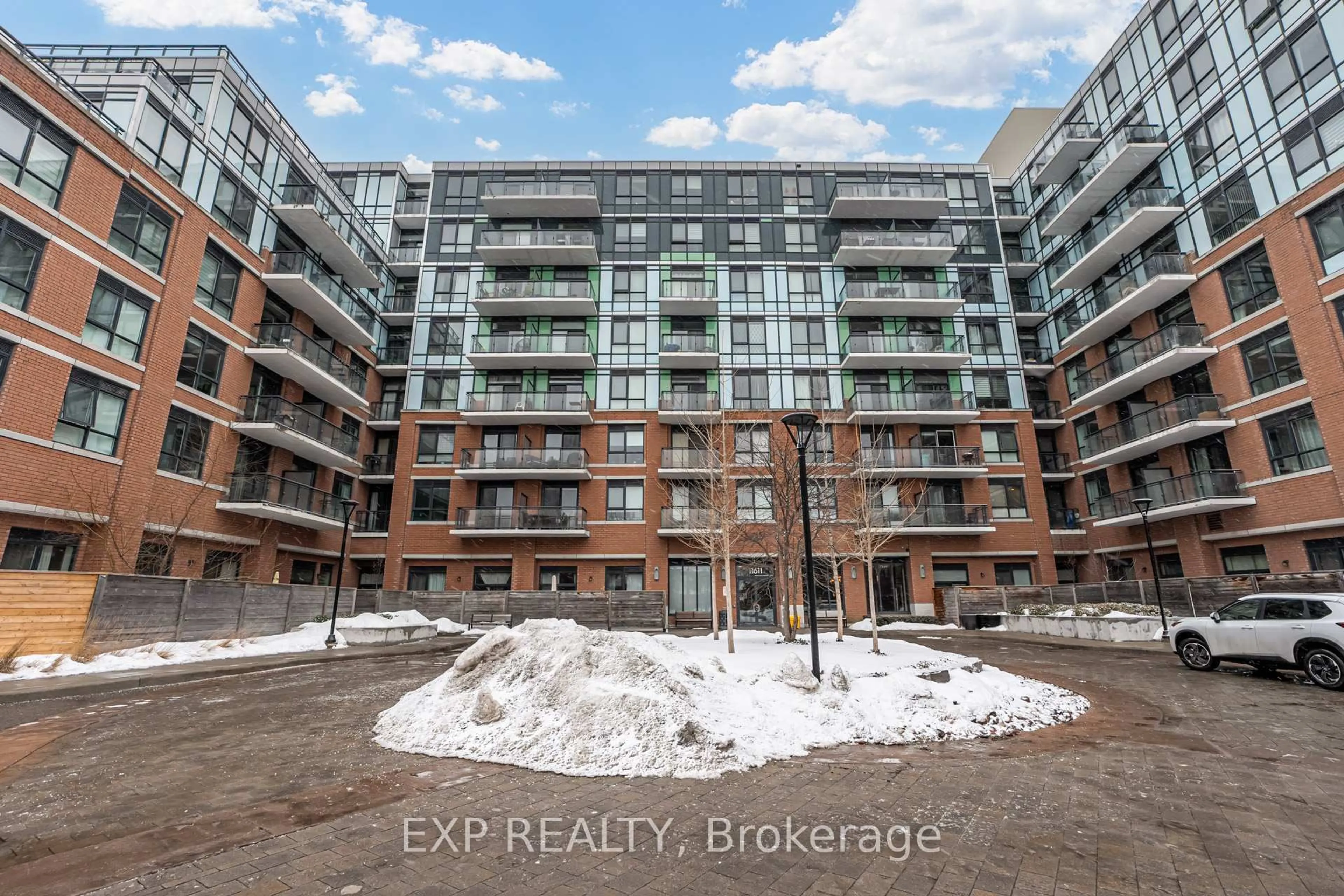 A pic from outside/outdoor area/front of a property/back of a property/a pic from drone, building for 11611 Yonge St #317, Richmond Hill Ontario L4E 1G2