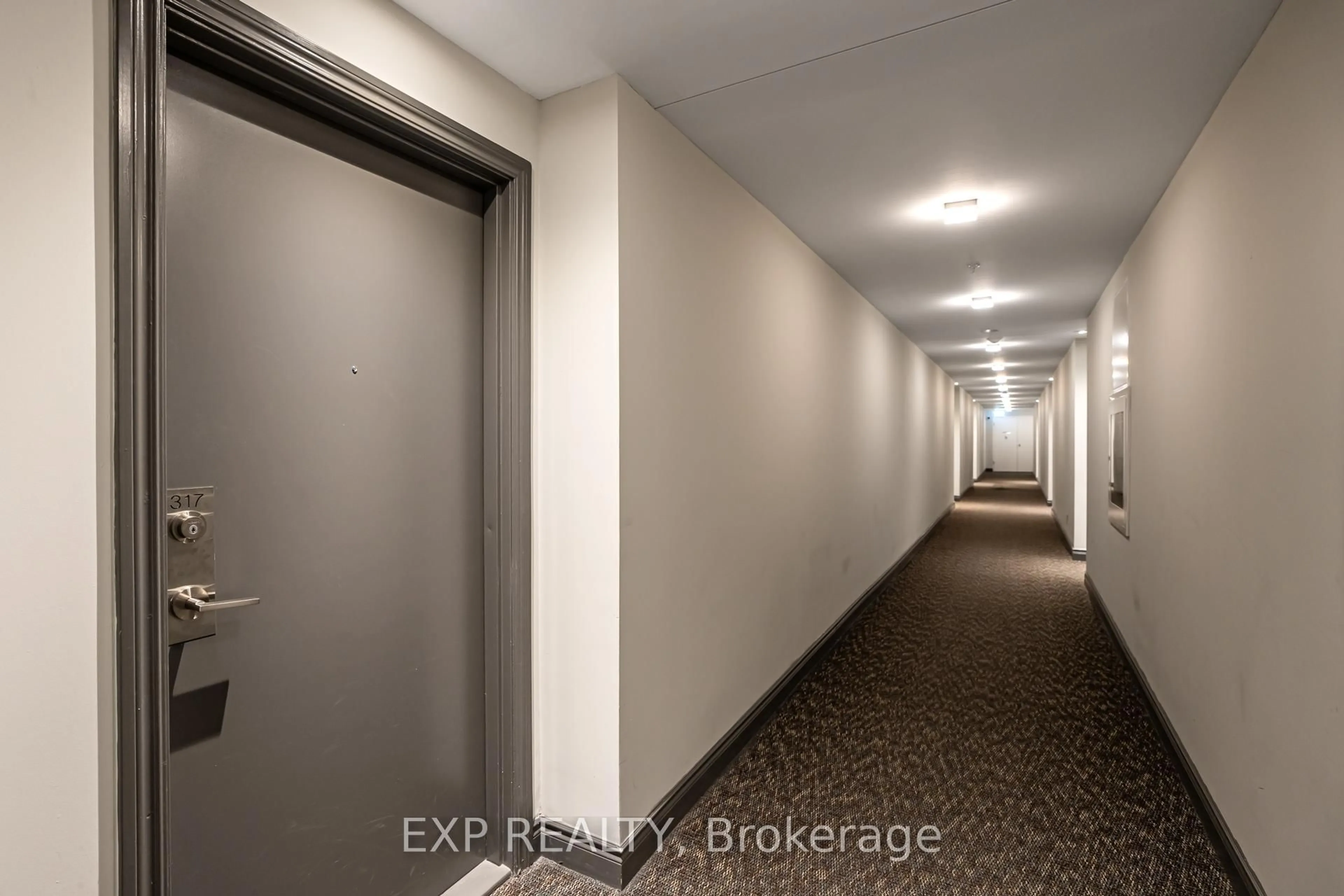 Indoor foyer for 11611 Yonge St #317, Richmond Hill Ontario L4E 1G2