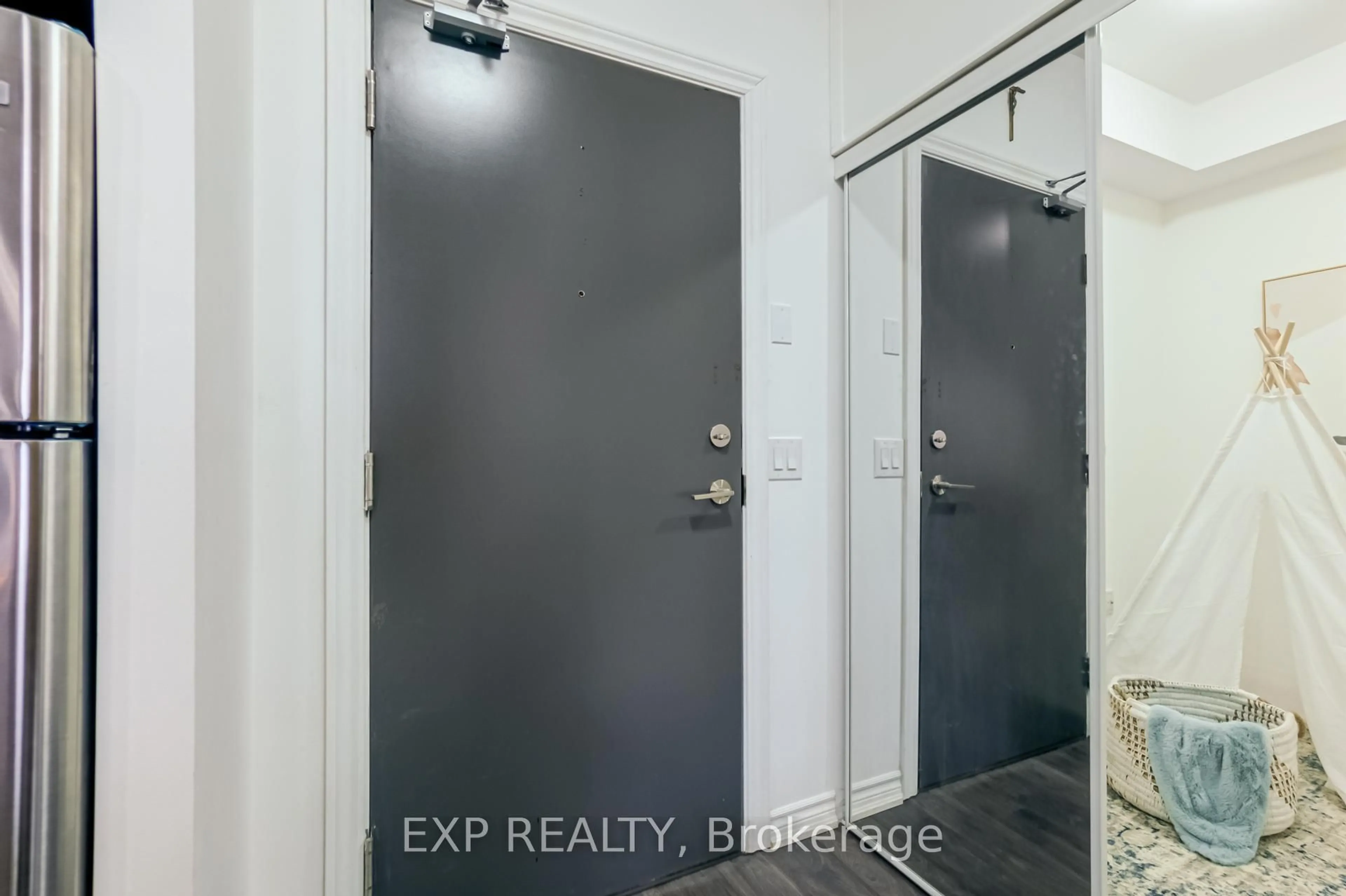 Indoor entryway for 11611 Yonge St #317, Richmond Hill Ontario L4E 1G2