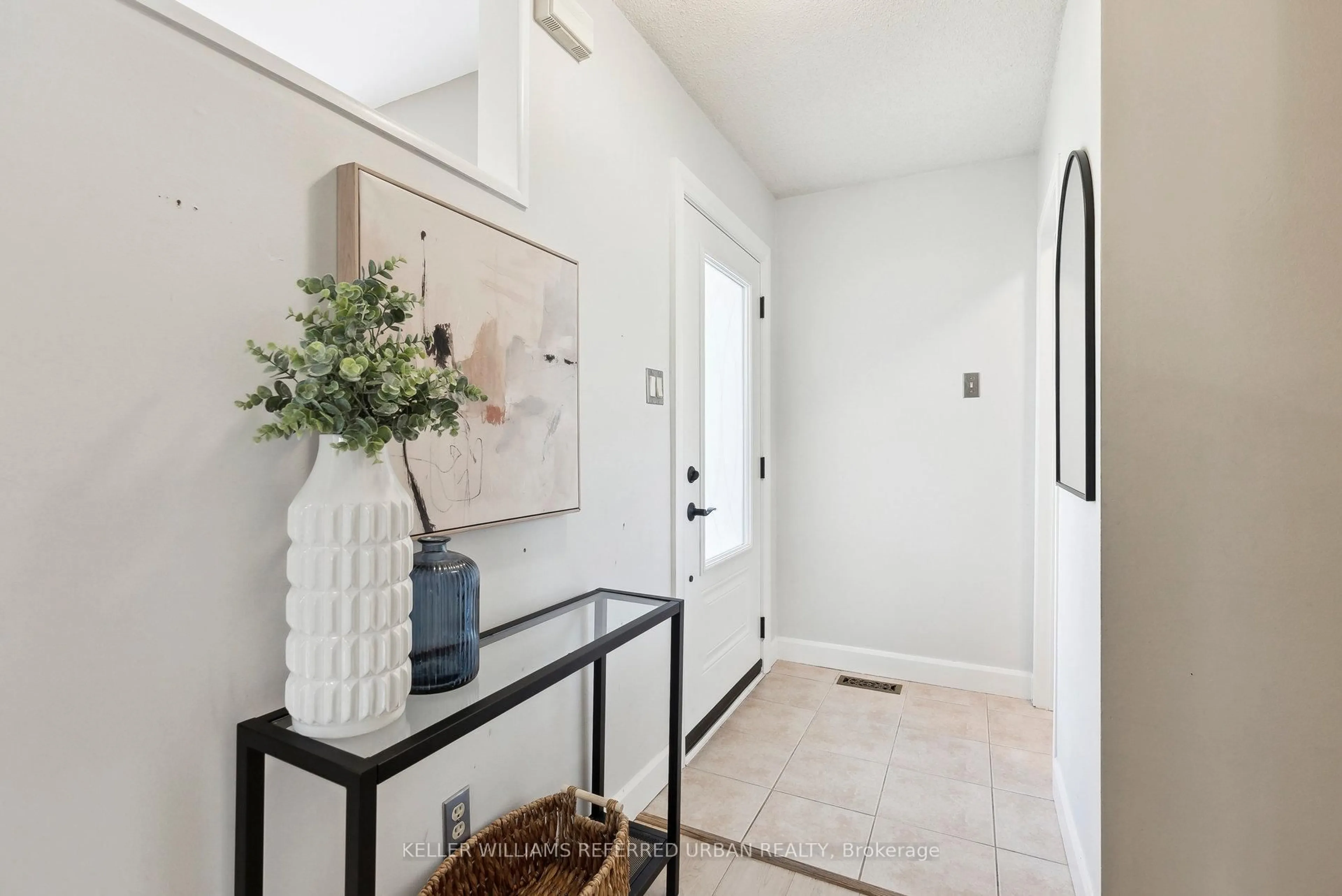 Indoor entryway for 84 Lund St, Richmond Hill Ontario L4C 5V9