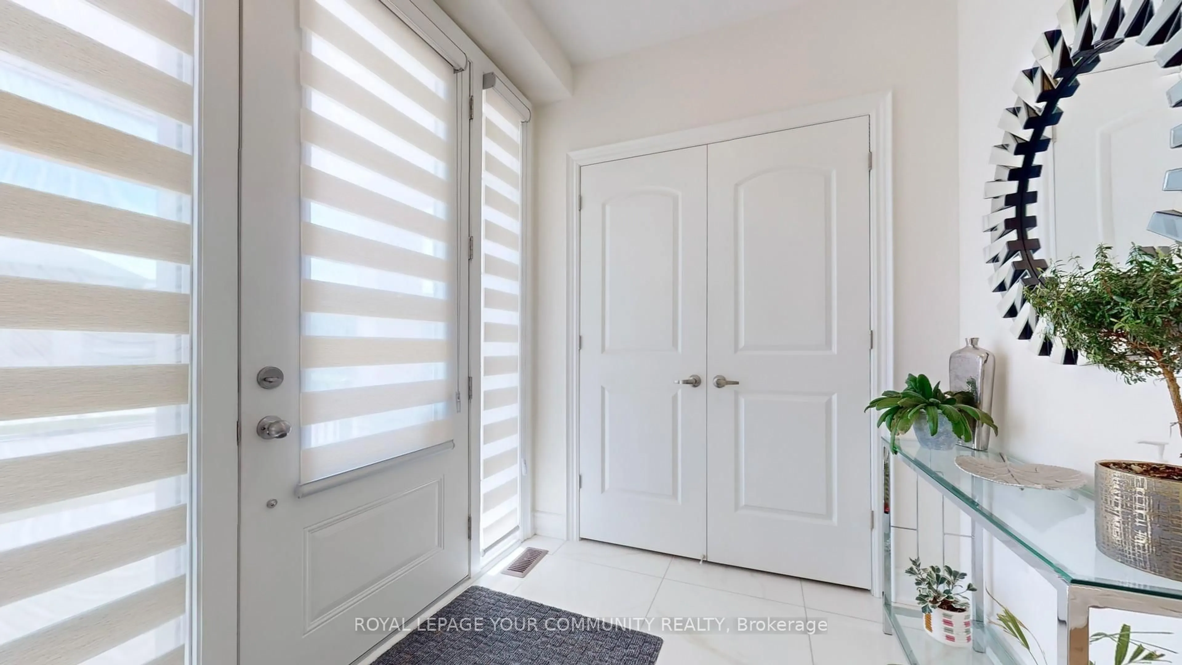 Indoor entryway for 161 Silk Twist Dr, East Gwillimbury Ontario L9N 0V7