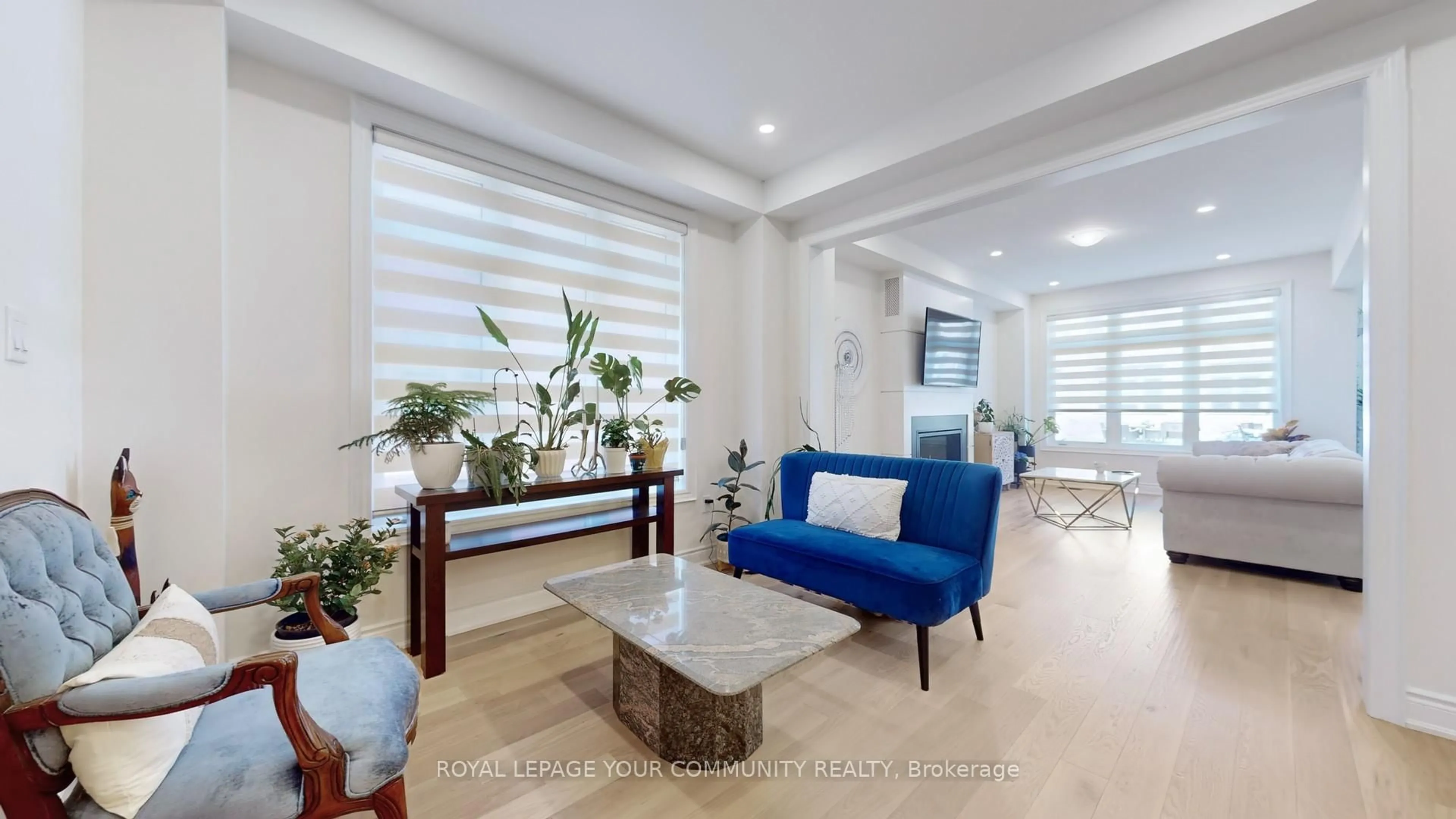 Living room with furniture, unknown for 161 Silk Twist Dr, East Gwillimbury Ontario L9N 0V7