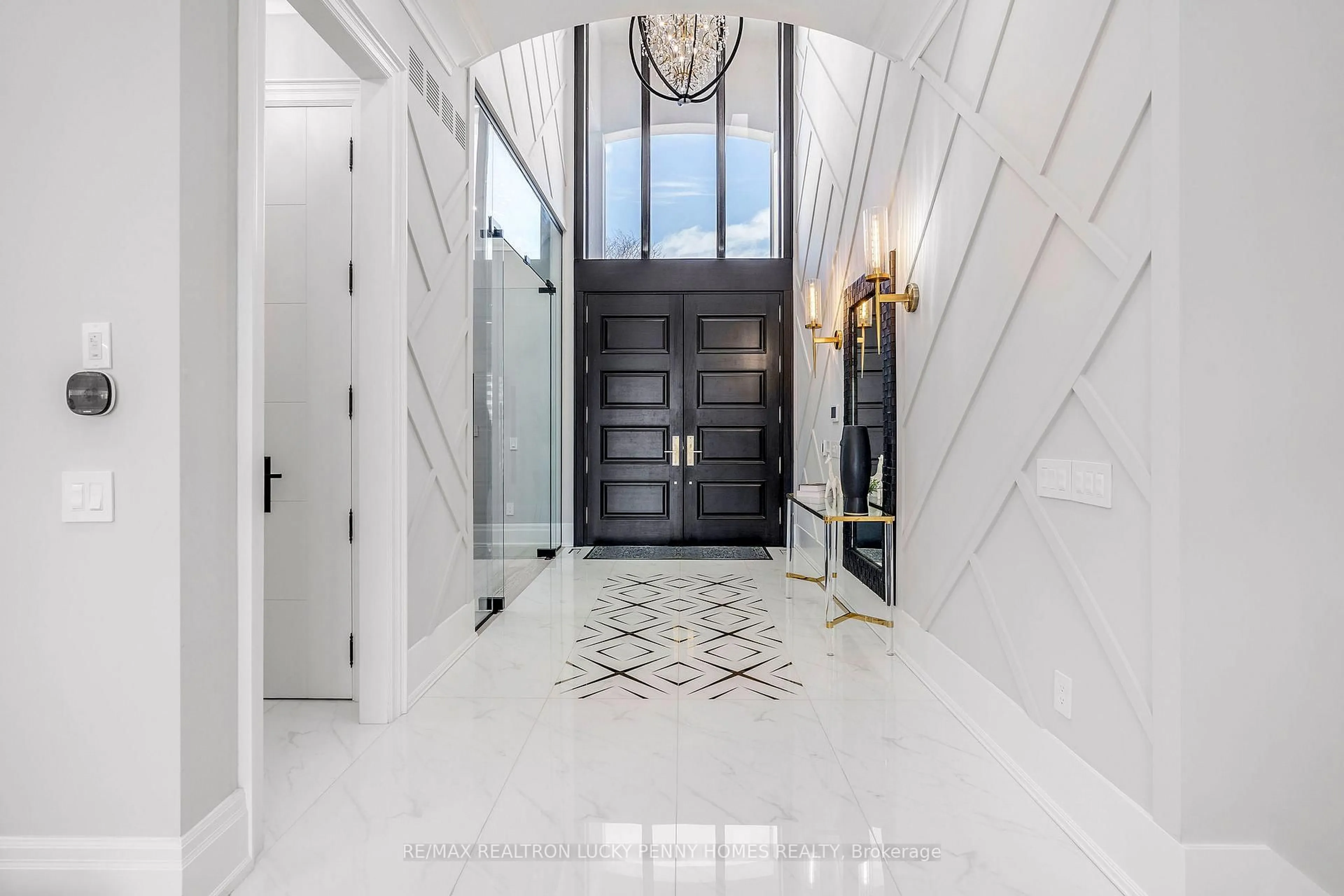 Indoor entryway for 62 Sherwood Forest Dr, Markham Ontario L3P 1P8