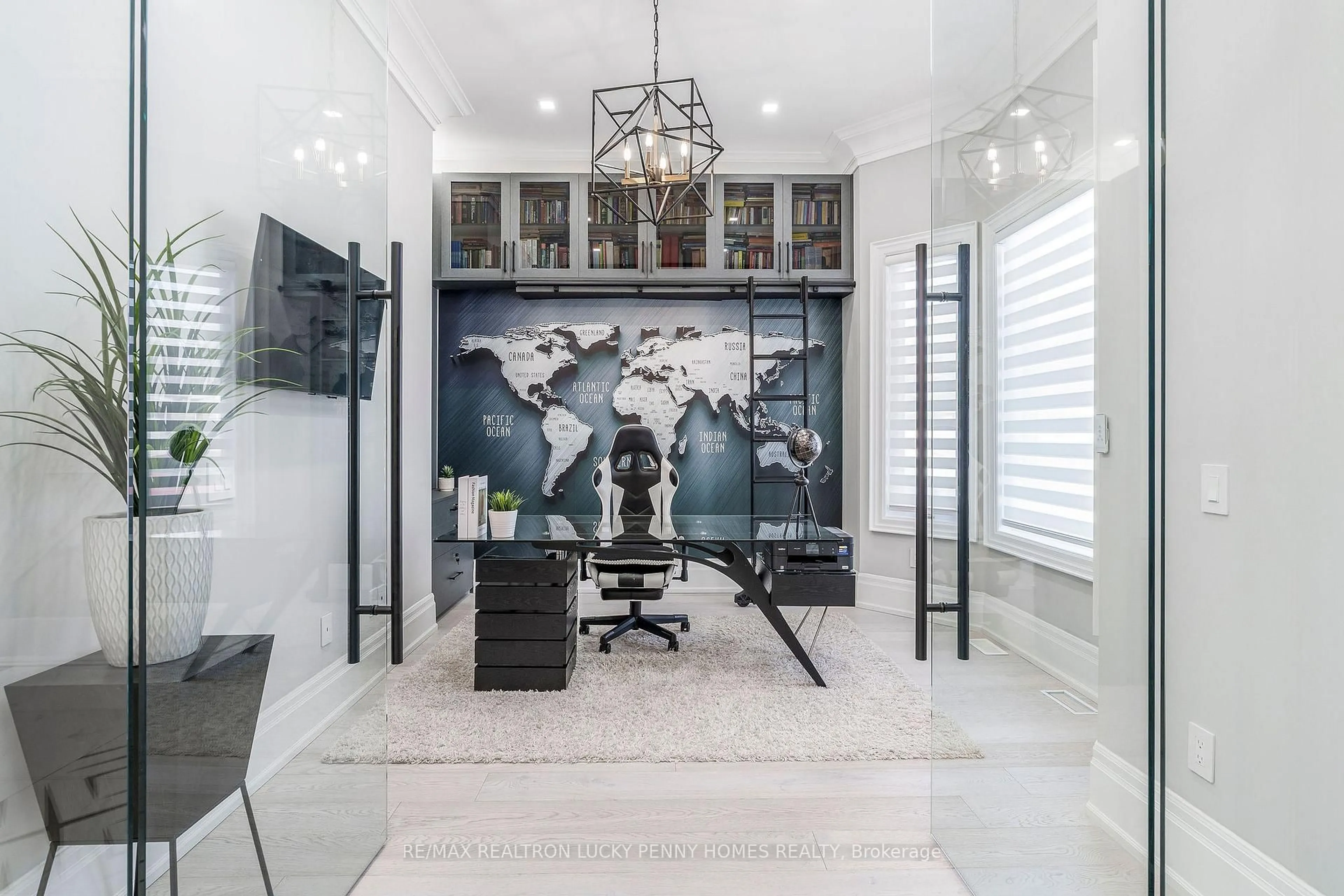Indoor foyer for 62 Sherwood Forest Dr, Markham Ontario L3P 1P8
