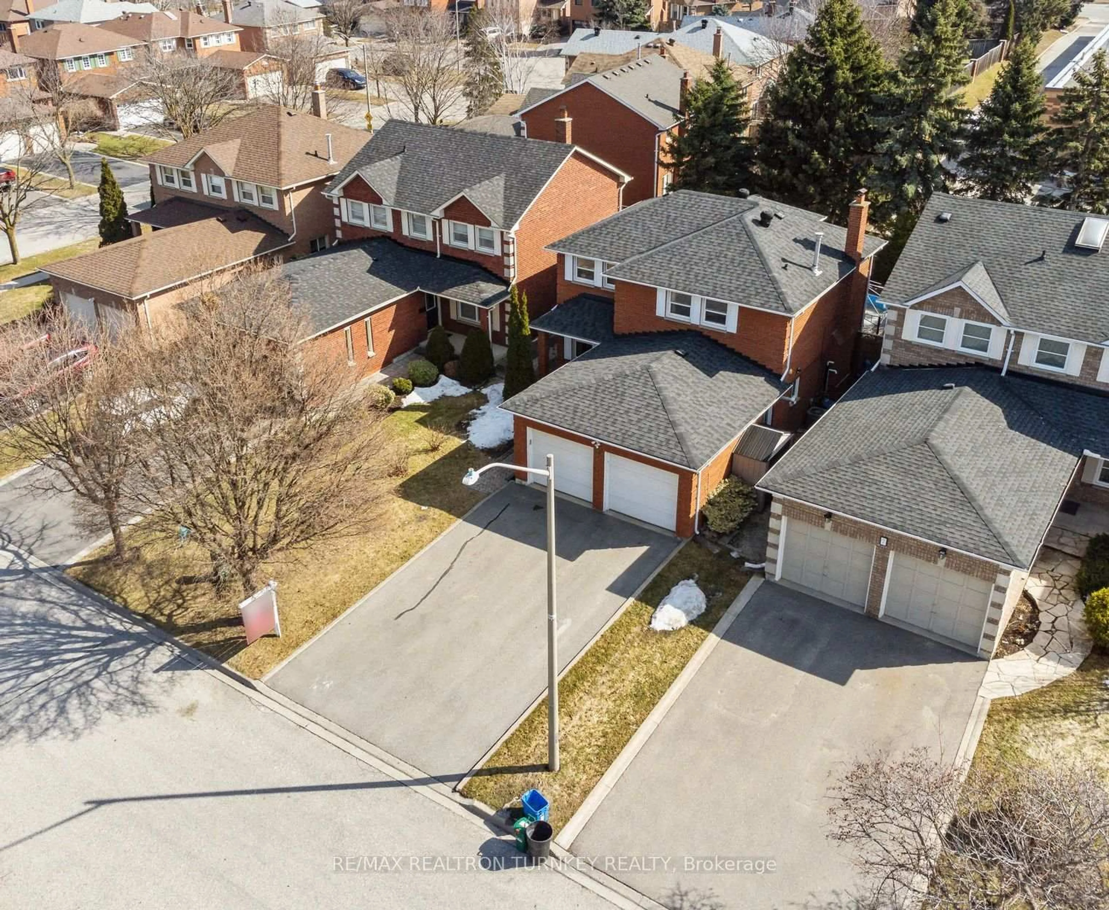 A pic from outside/outdoor area/front of a property/back of a property/a pic from drone, street for 5 Keremeos Cres, Richmond Hill Ontario L4C 9R9