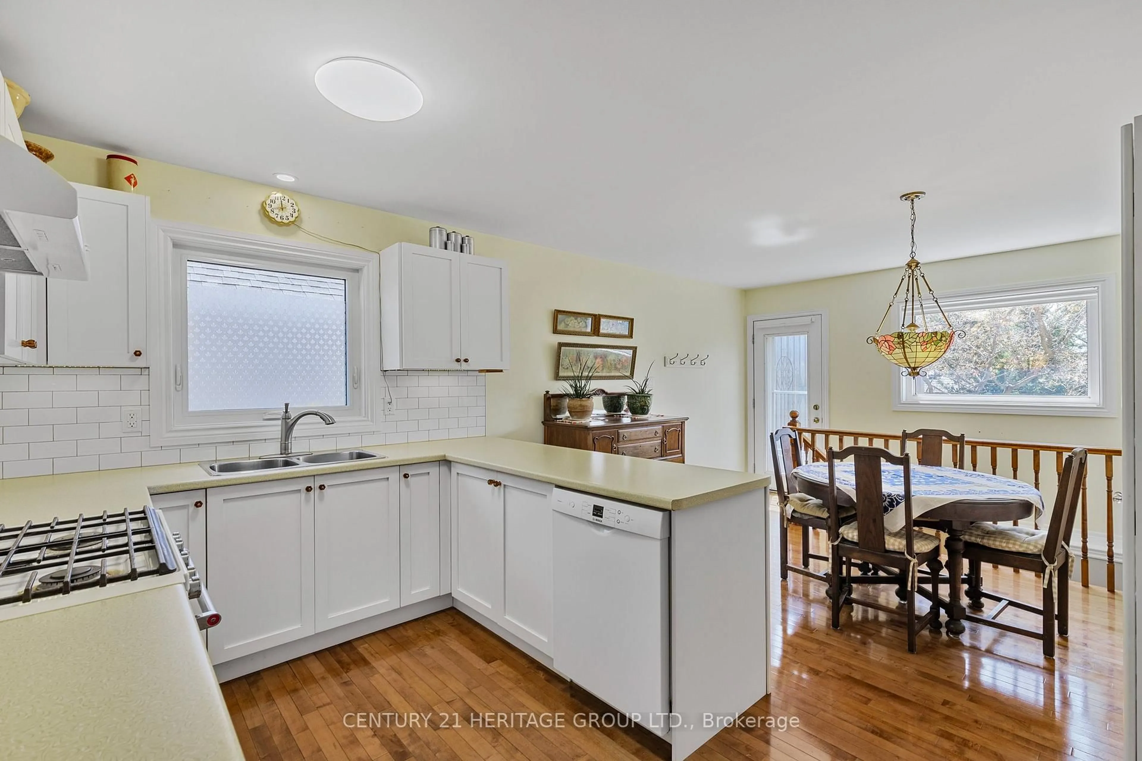 Open concept kitchen, ceramic/tile floor for 59 Highland Terr, Bradford West Gwillimbury Ontario L3Z 3E9