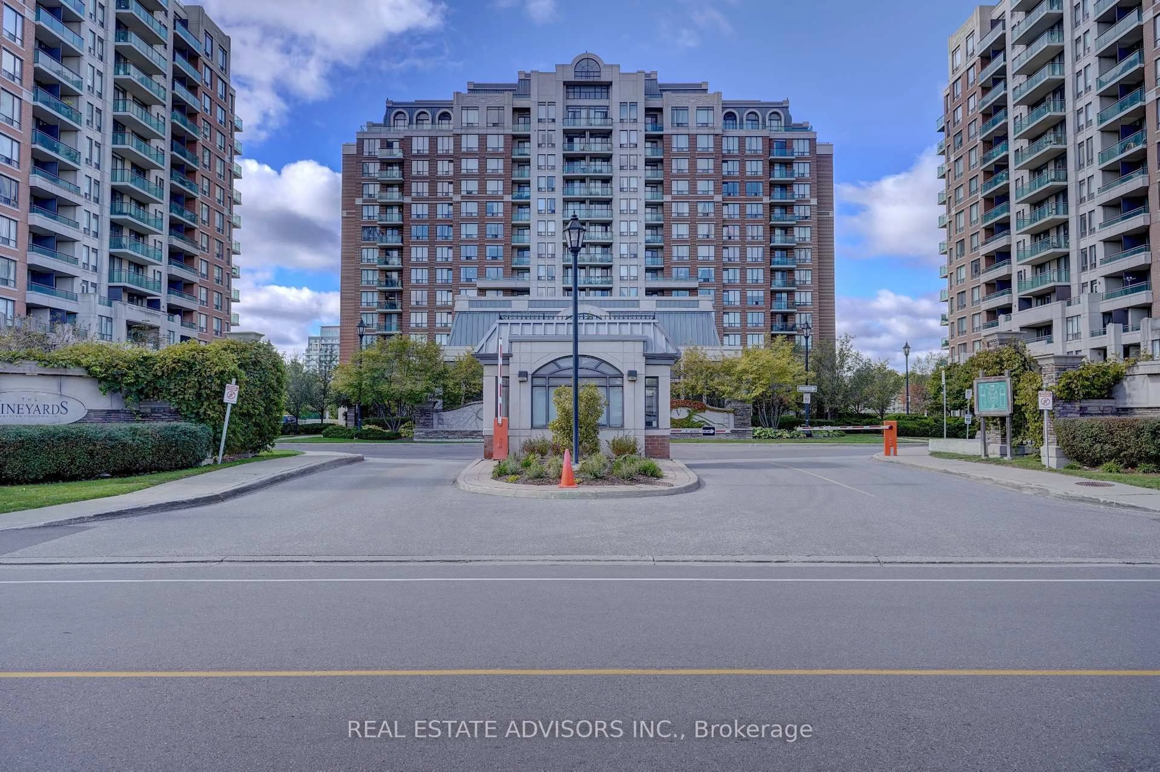 Indoor foyer for 310 Red Maple Rd #LPH 11, Richmond Hill Ontario L4C 0T7