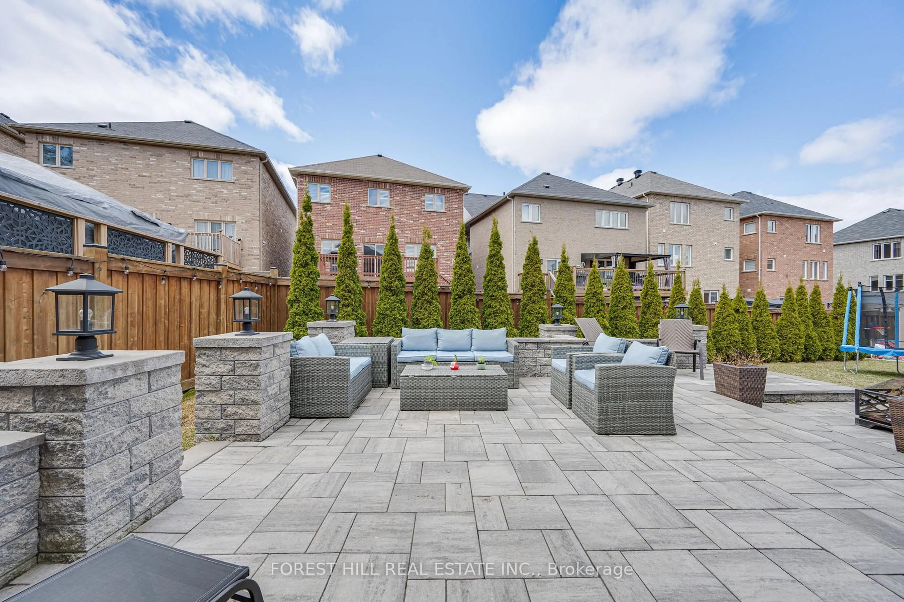 Patio, street for 179 Art West Ave, Newmarket Ontario L3X 0C2
