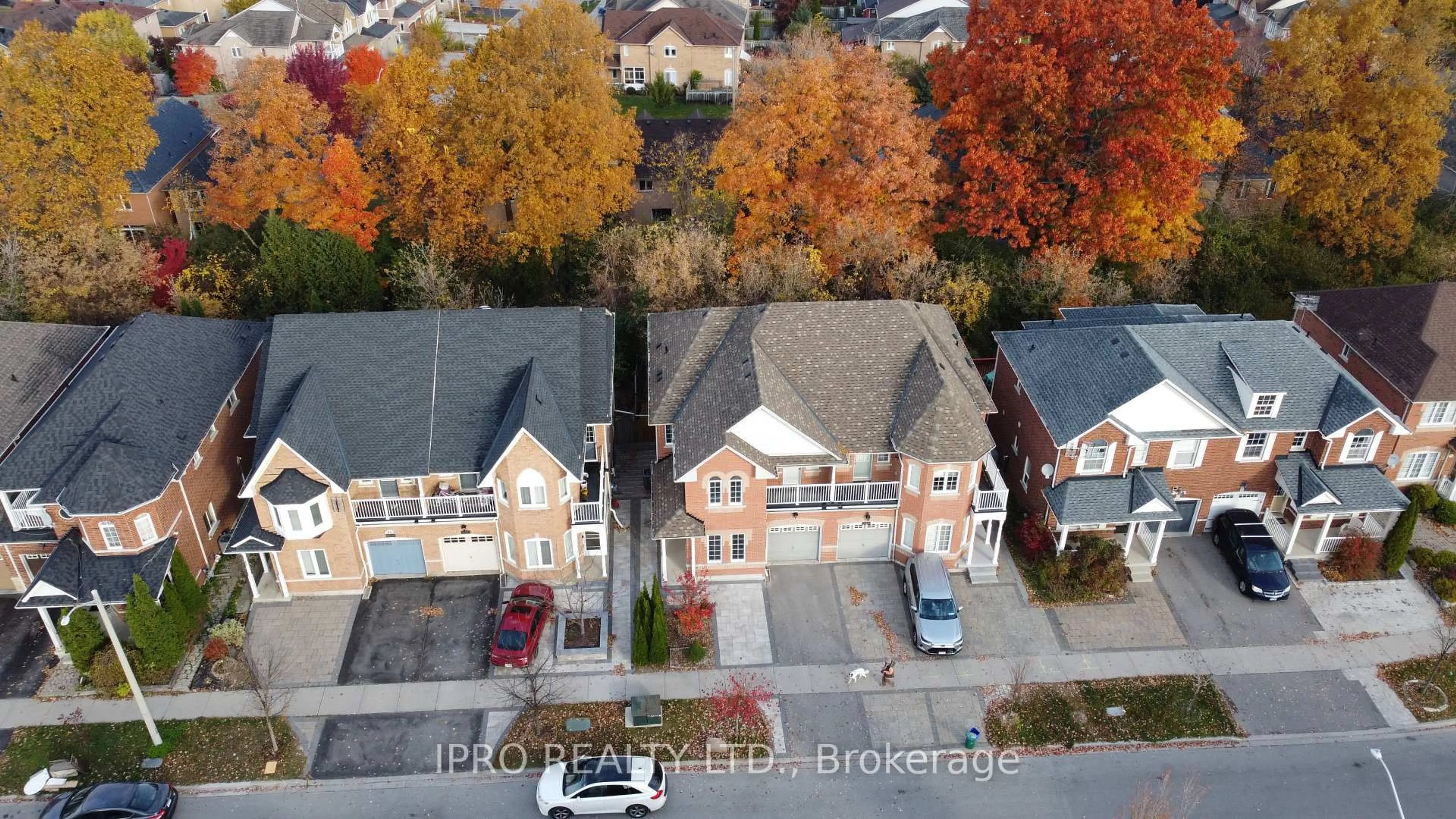 A pic from outside/outdoor area/front of a property/back of a property/a pic from drone, street for 128 Lebovic Dr, Richmond Hill Ontario L4E 5B8