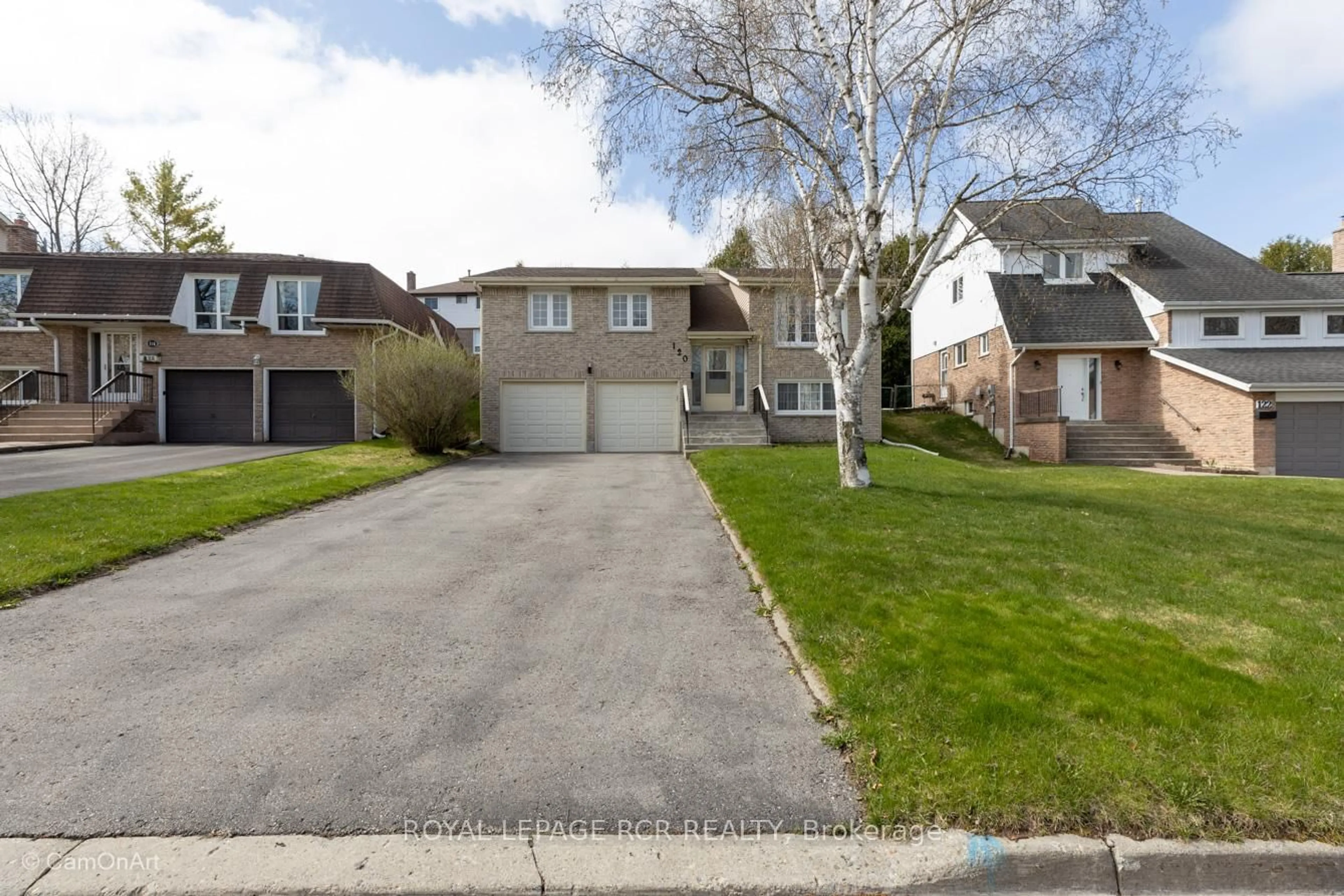 A pic from outside/outdoor area/front of a property/back of a property/a pic from drone, street for 120 Rutledge Ave, Newmarket Ontario L3Y 5T4