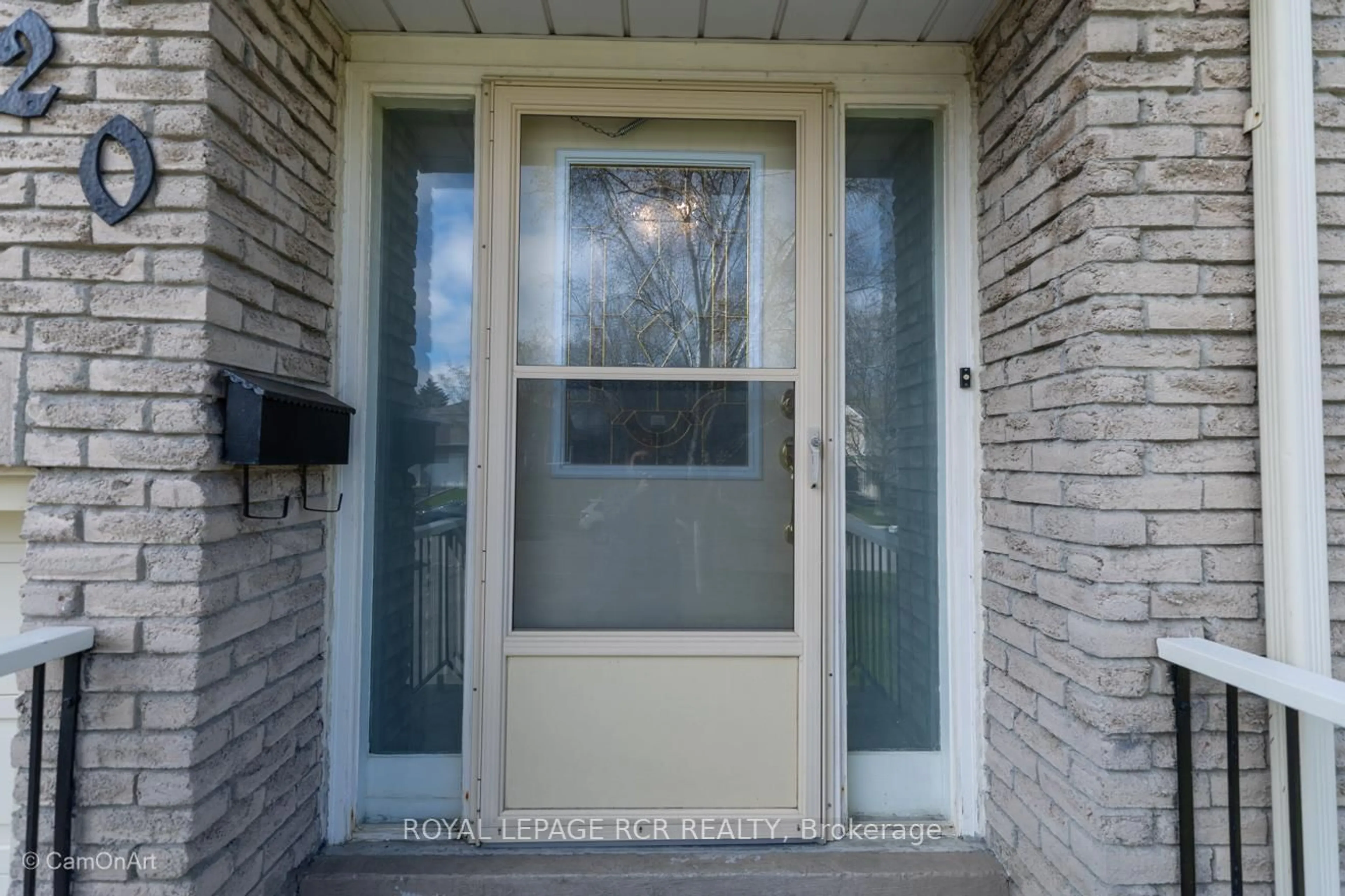 Indoor entryway for 120 Rutledge Ave, Newmarket Ontario L3Y 5T4