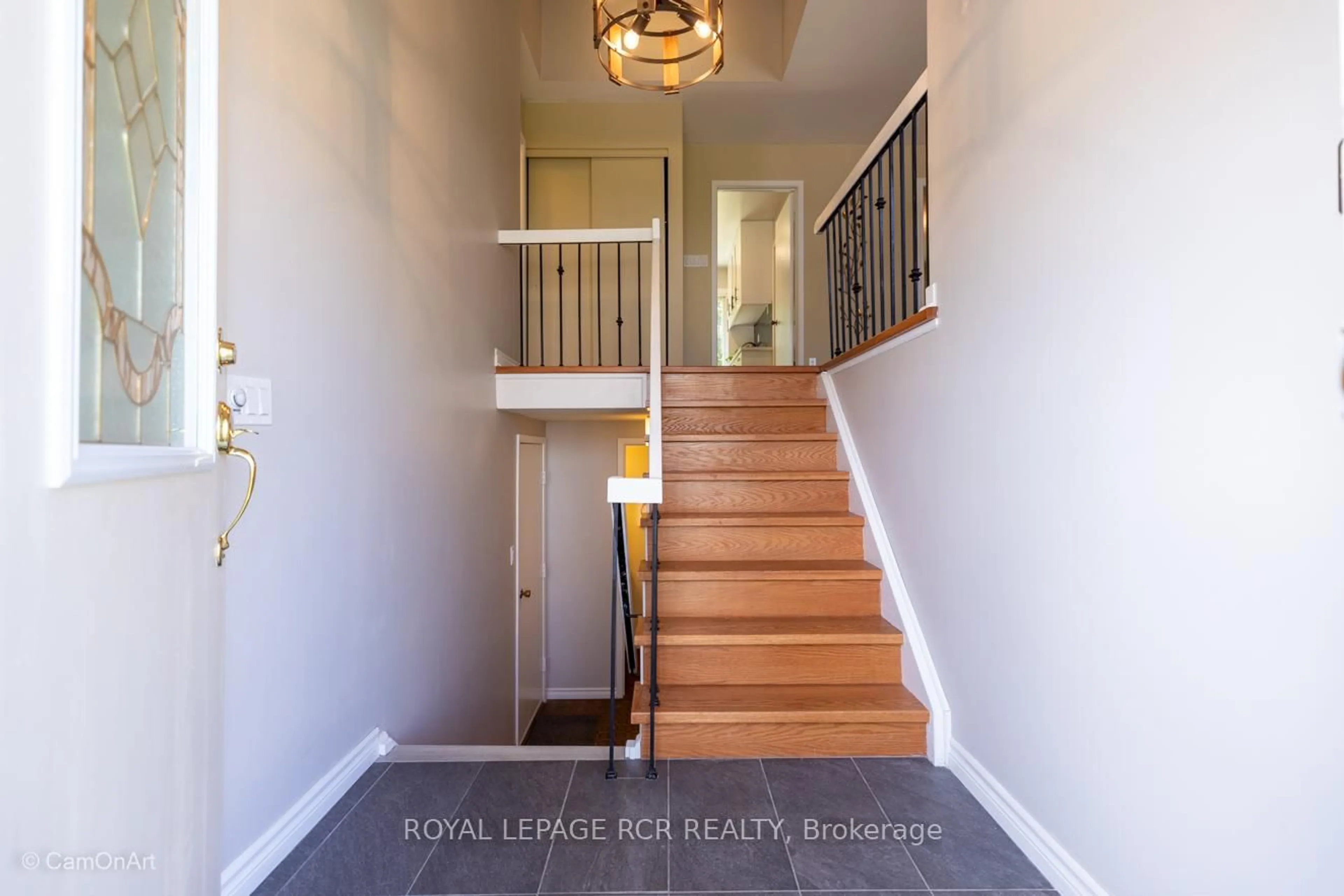 Indoor entryway for 120 Rutledge Ave, Newmarket Ontario L3Y 5T4