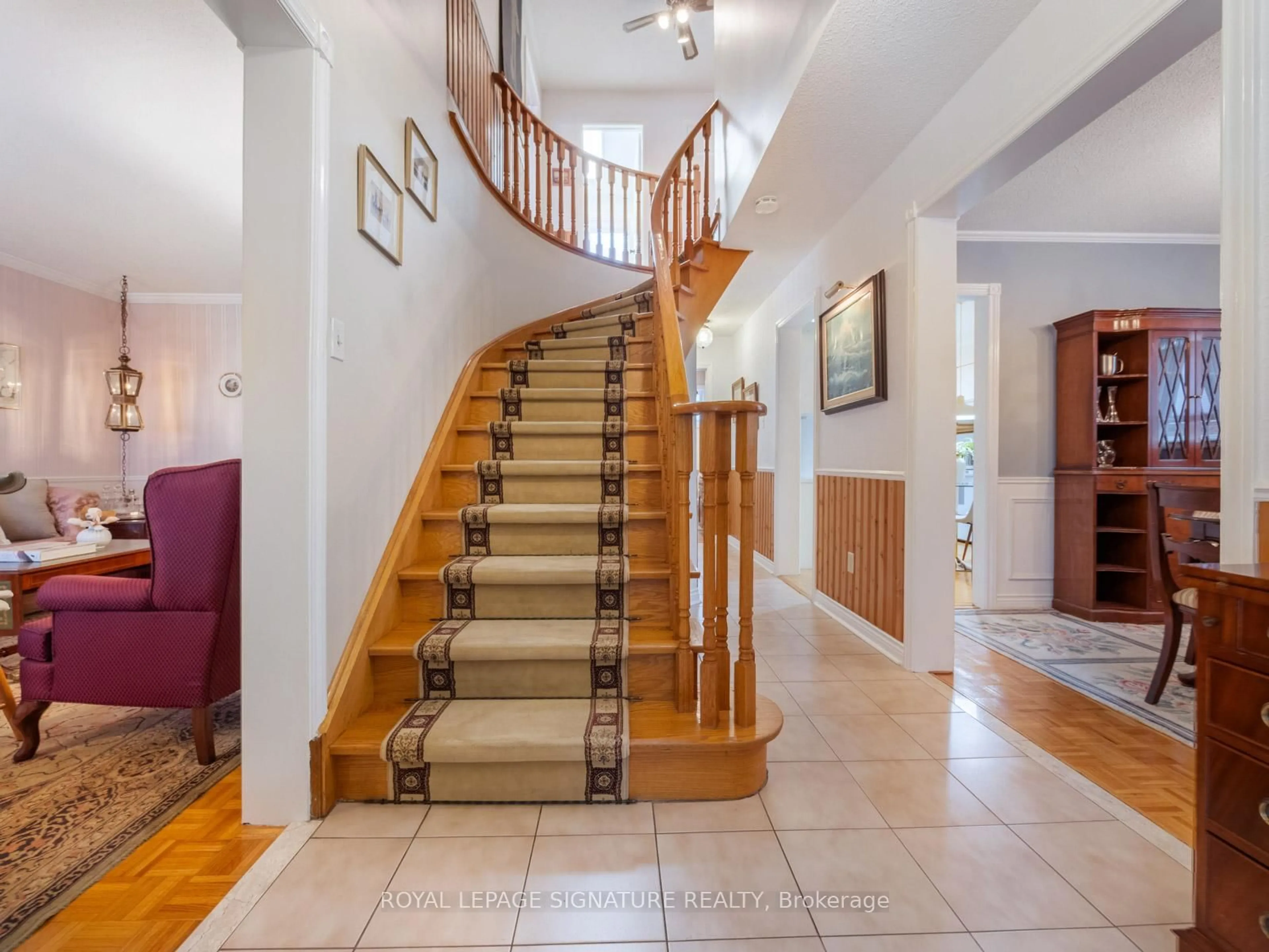 Indoor foyer for 358 Weldrick Rd, Richmond Hill Ontario L4C 8L1
