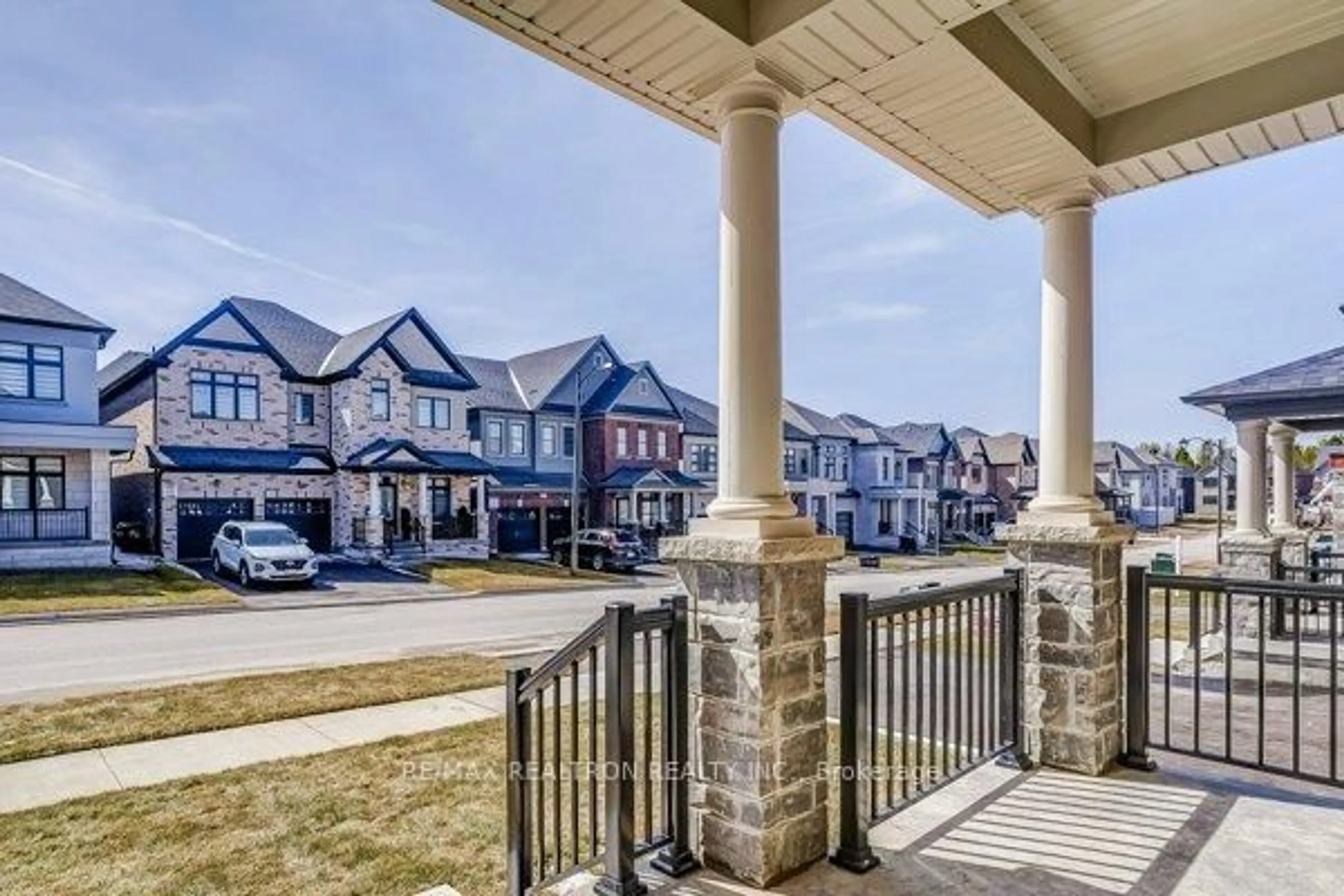 A pic from outside/outdoor area/front of a property/back of a property/a pic from drone, street for 48 Plank Rd, Bradford West Gwillimbury Ontario L0G 1W0