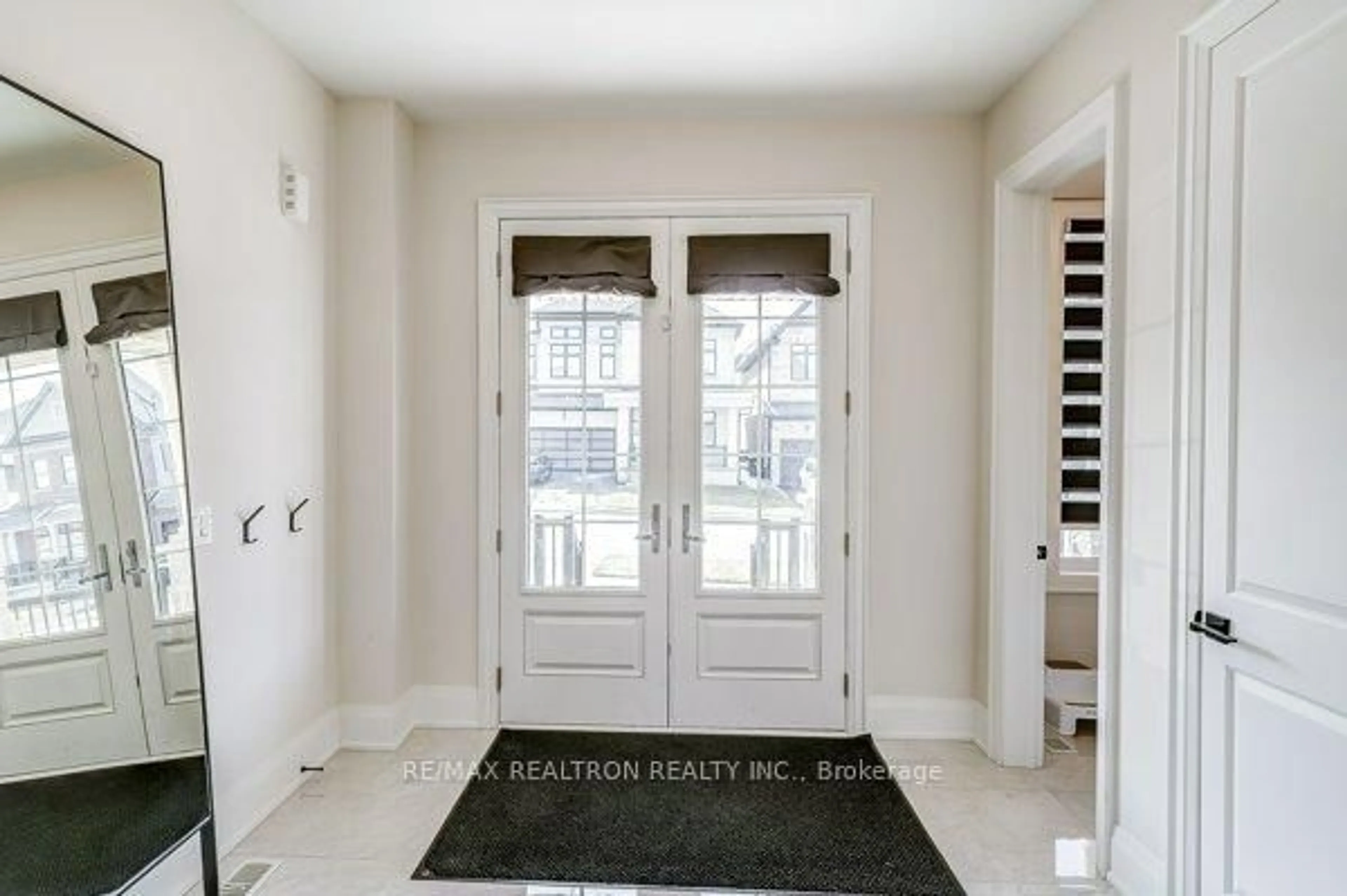 Indoor entryway for 48 Plank Rd, Bradford West Gwillimbury Ontario L0G 1W0