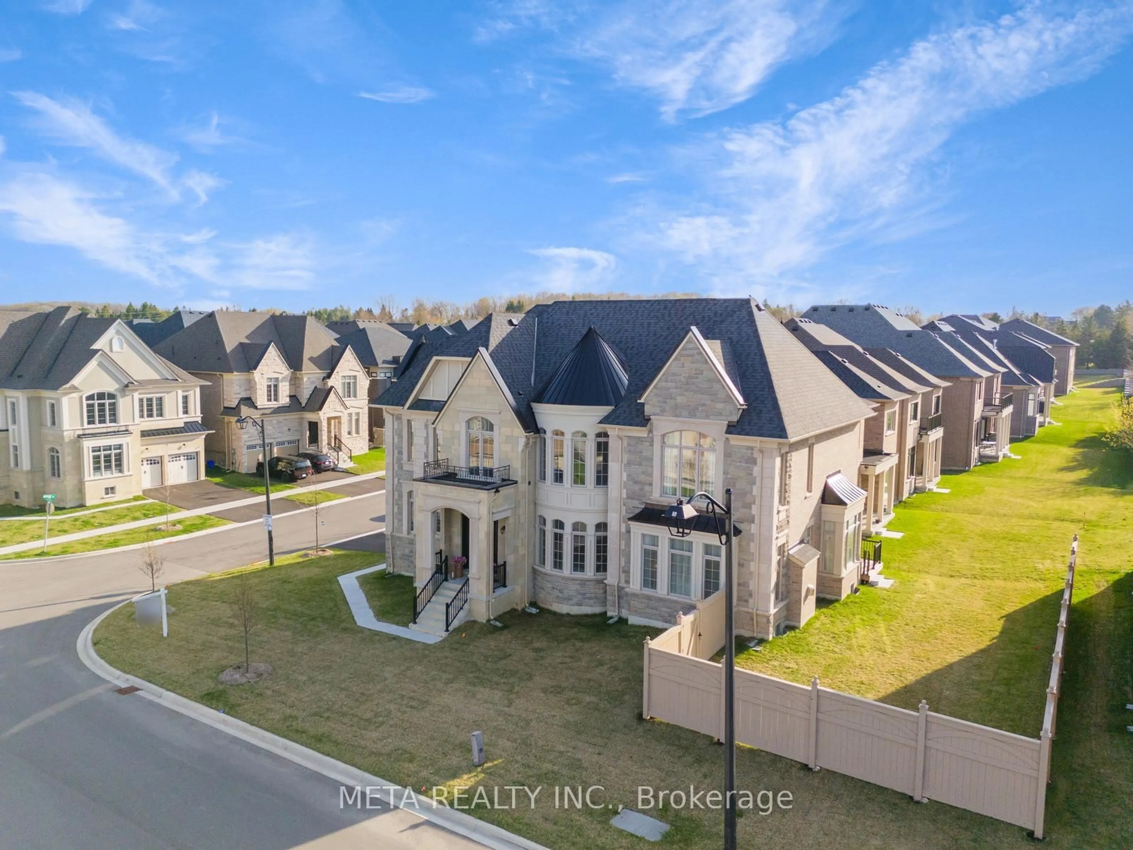 A pic from outside/outdoor area/front of a property/back of a property/a pic from drone, unknown for 90 Broad Way, King Ontario L7B 0P9