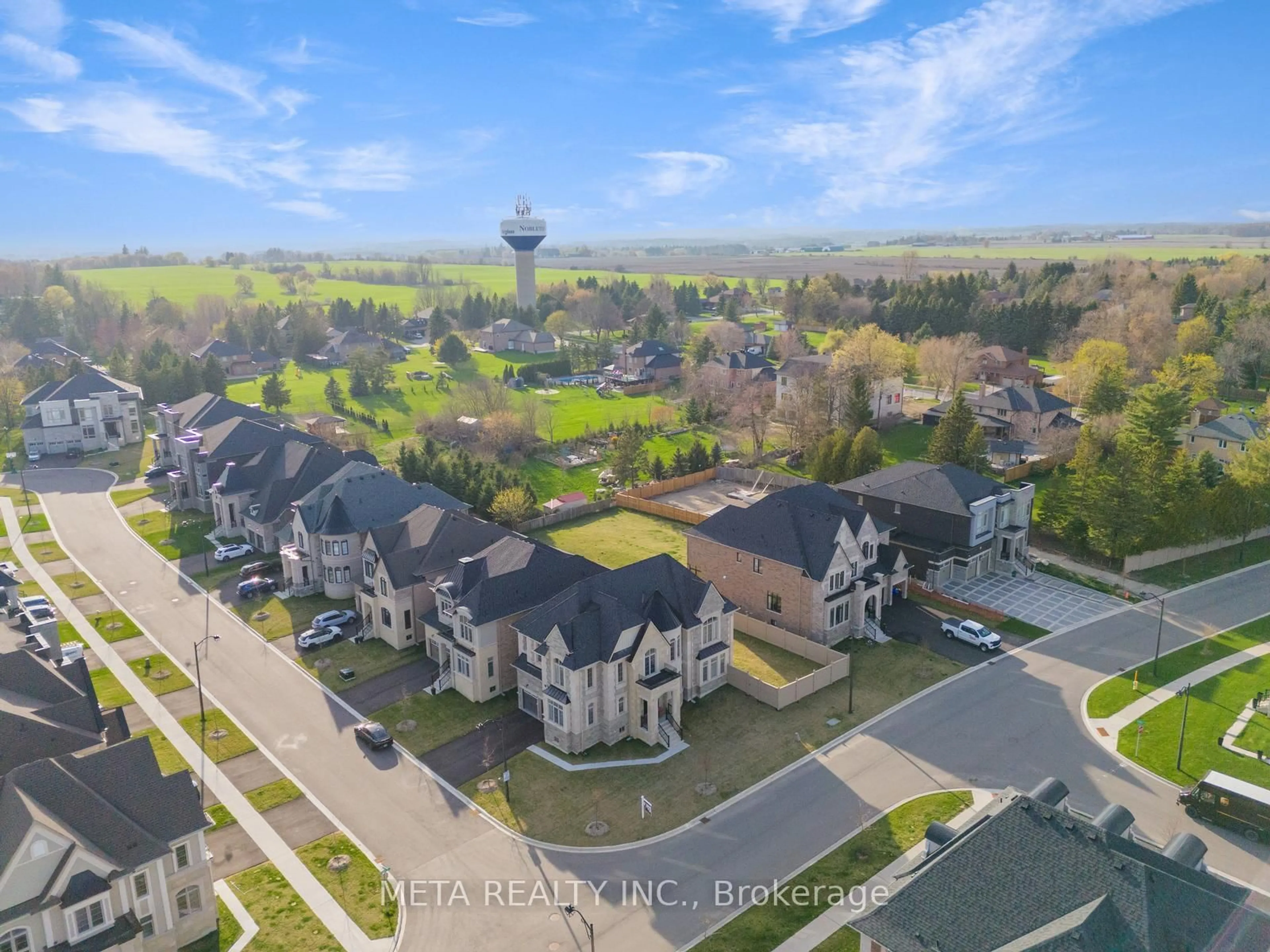 A pic from outside/outdoor area/front of a property/back of a property/a pic from drone, unknown for 90 Broad Way, King Ontario L7B 0P9