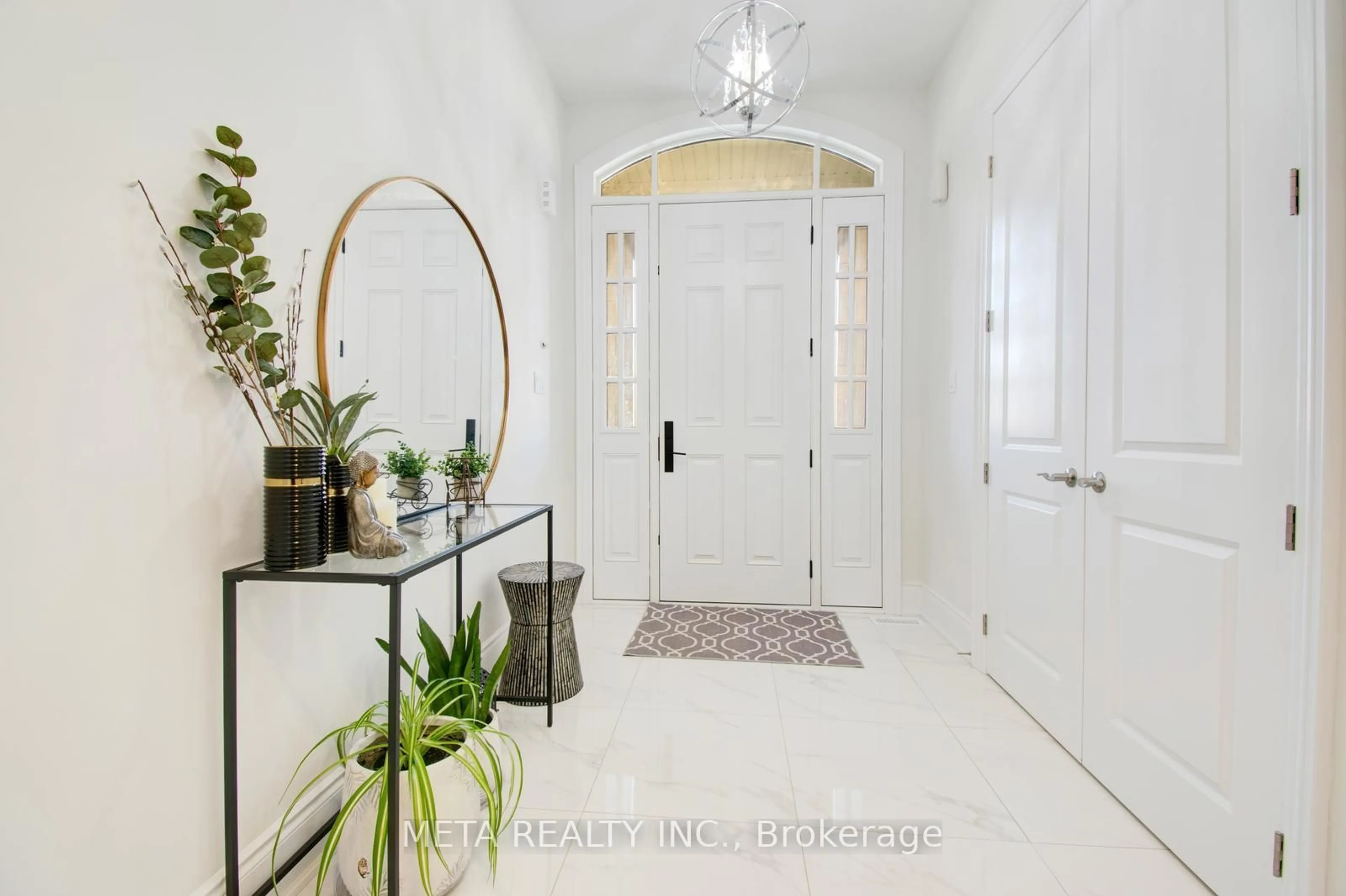 Indoor entryway for 90 Broad Way, King Ontario L7B 0P9