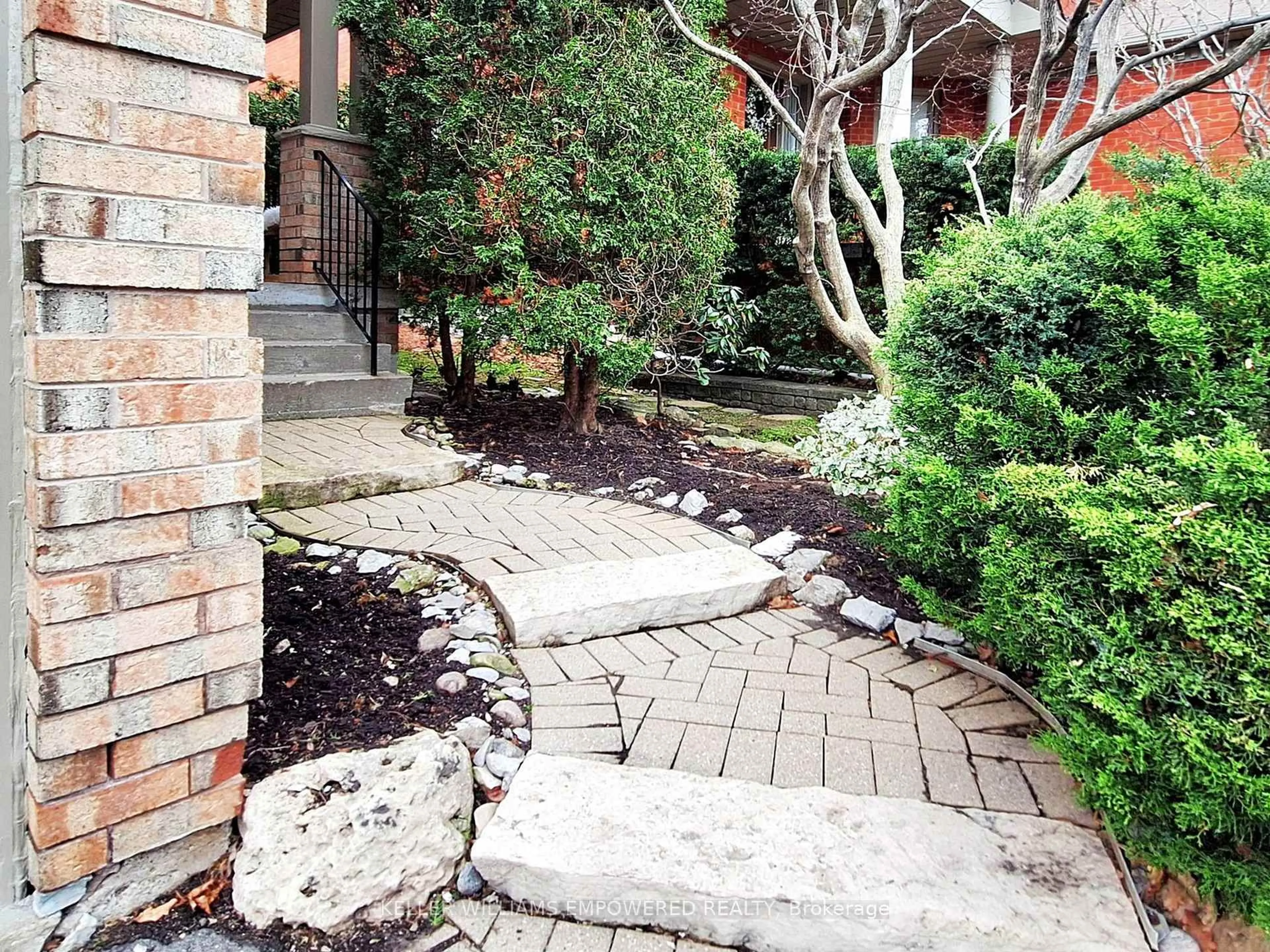 Patio, street for 37 Los Alamos Dr, Richmond Hill Ontario L4C 0G7