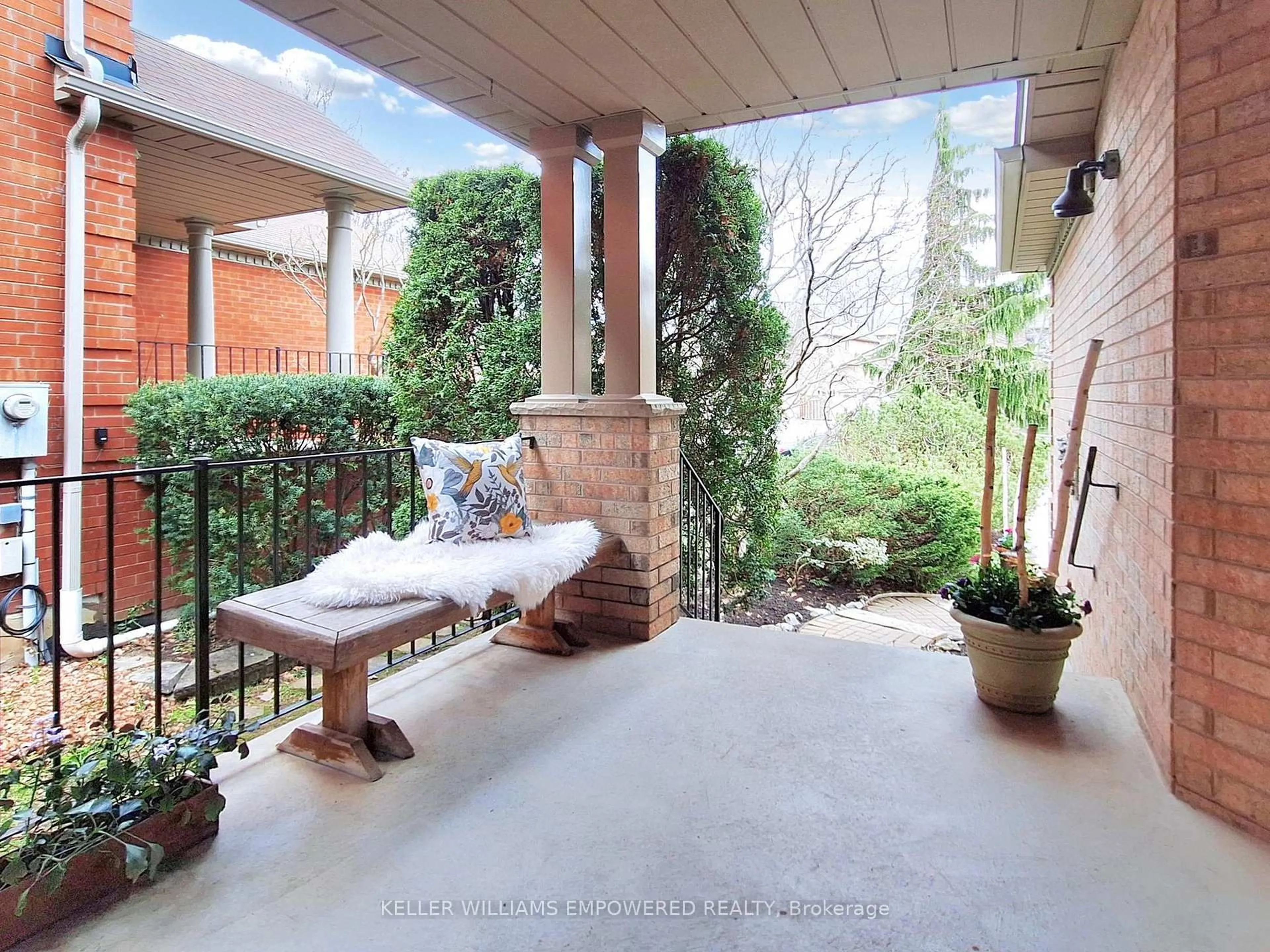 Patio, street for 37 Los Alamos Dr, Richmond Hill Ontario L4C 0G7