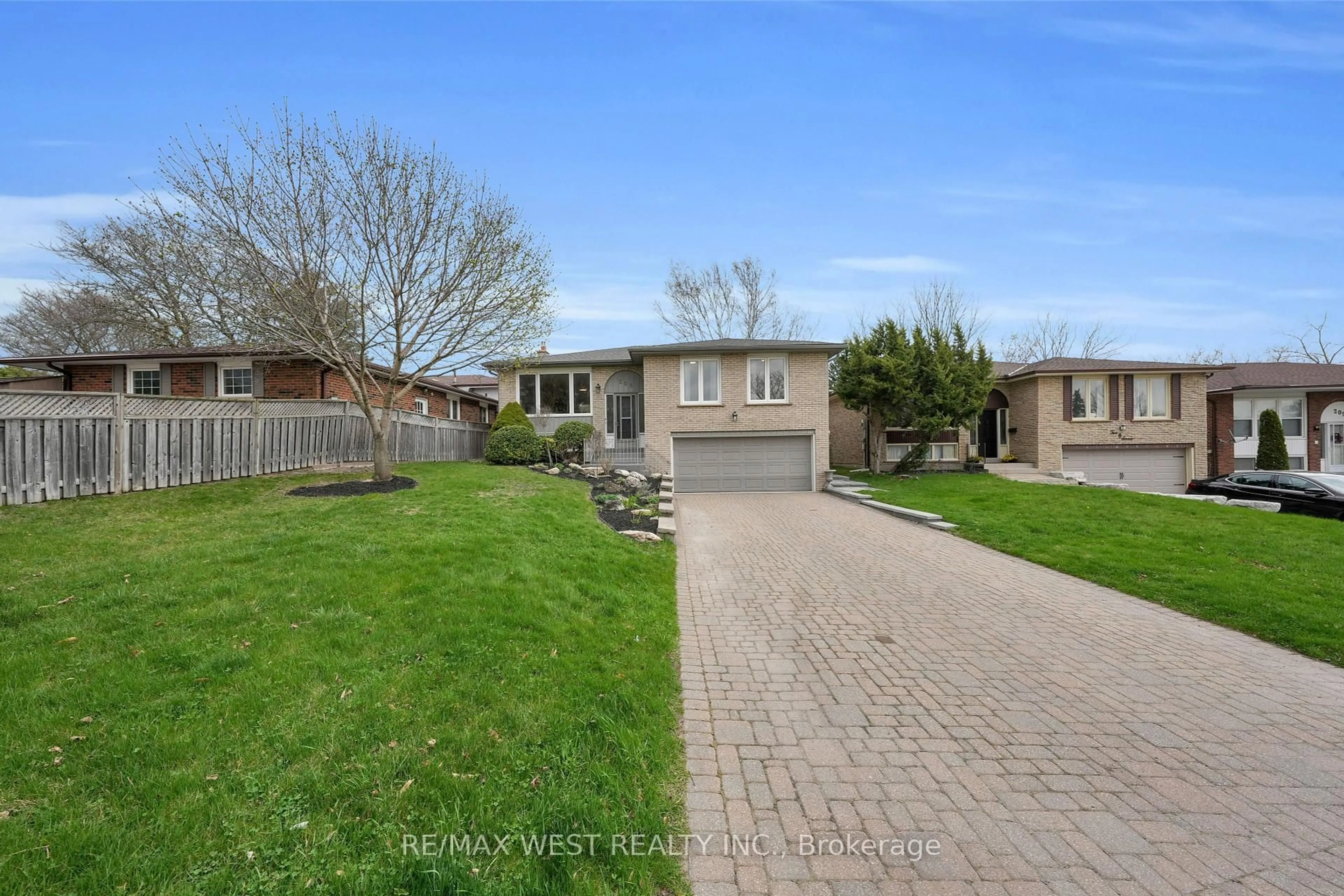 A pic from outside/outdoor area/front of a property/back of a property/a pic from drone, street for 205 Alexander Rd, Newmarket Ontario L3Y 5P2
