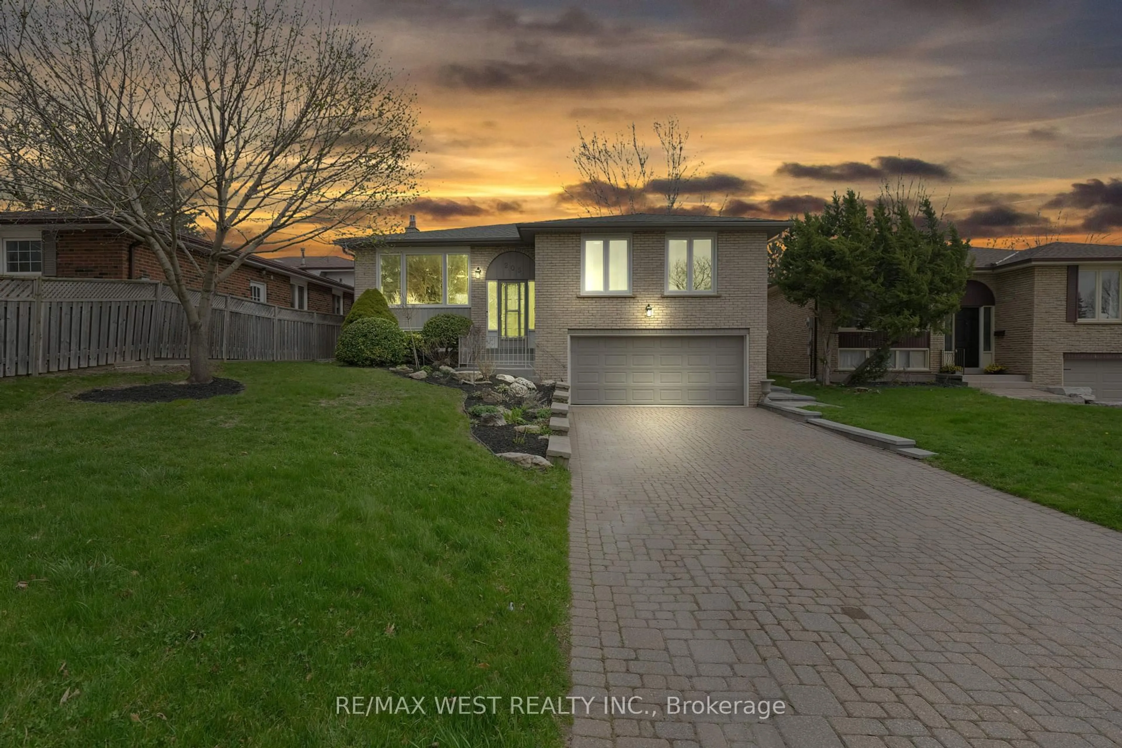 A pic from outside/outdoor area/front of a property/back of a property/a pic from drone, street for 205 Alexander Rd, Newmarket Ontario L3Y 5P2