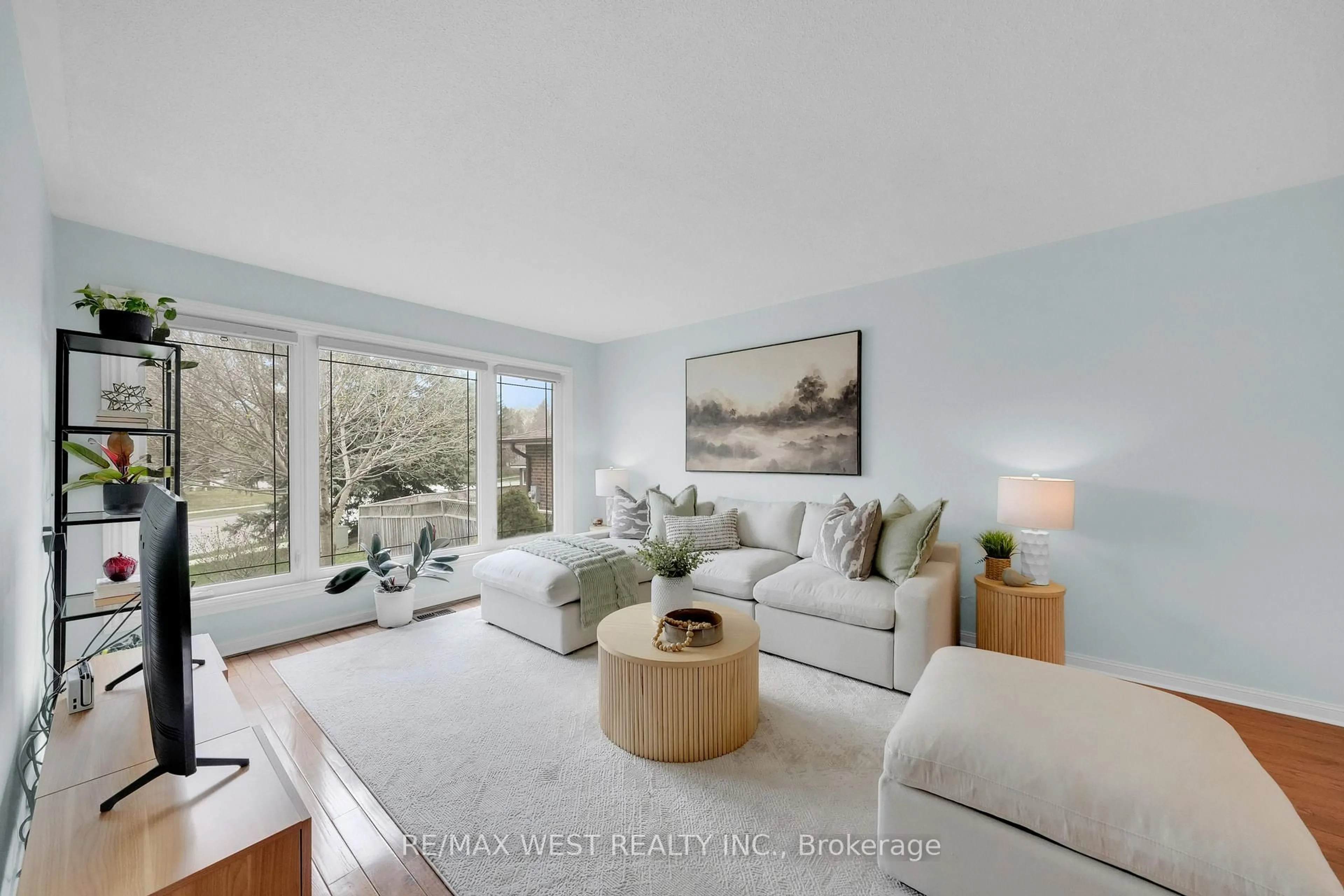 Living room with furniture, unknown for 205 Alexander Rd, Newmarket Ontario L3Y 5P2