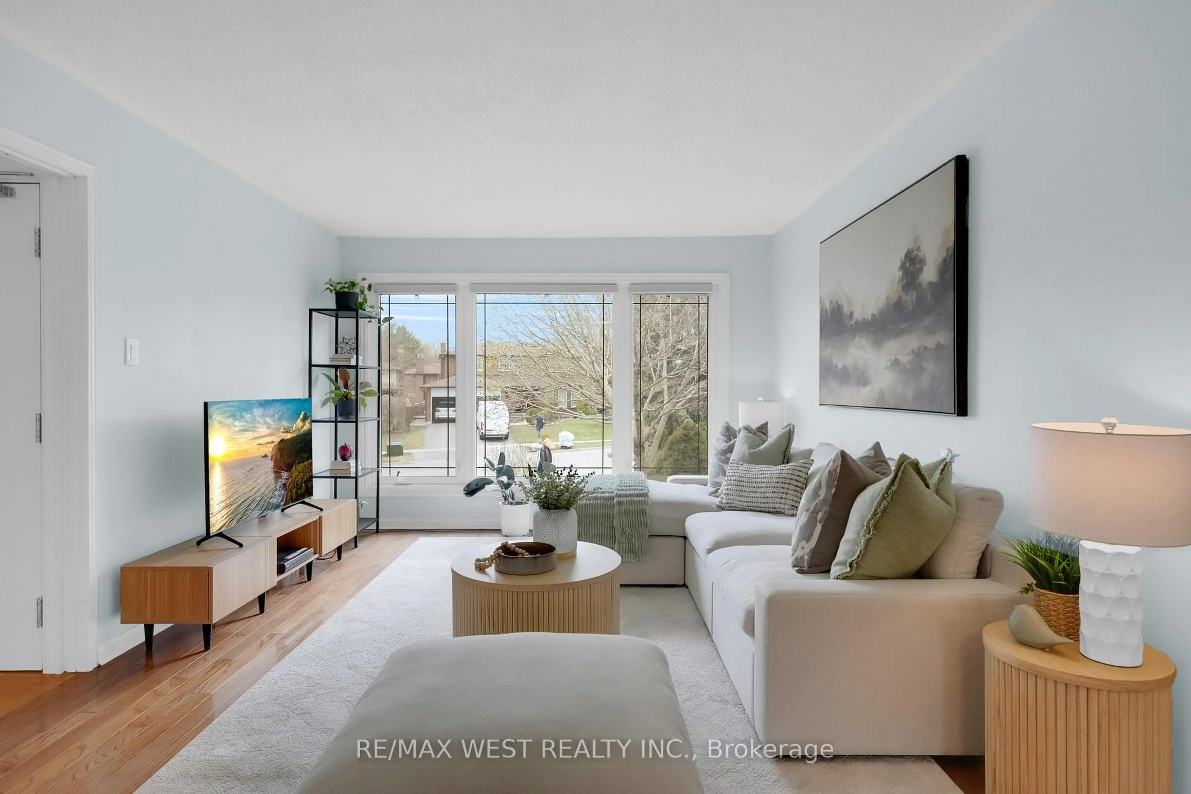 Living room with furniture, unknown for 205 Alexander Rd, Newmarket Ontario L3Y 5P2
