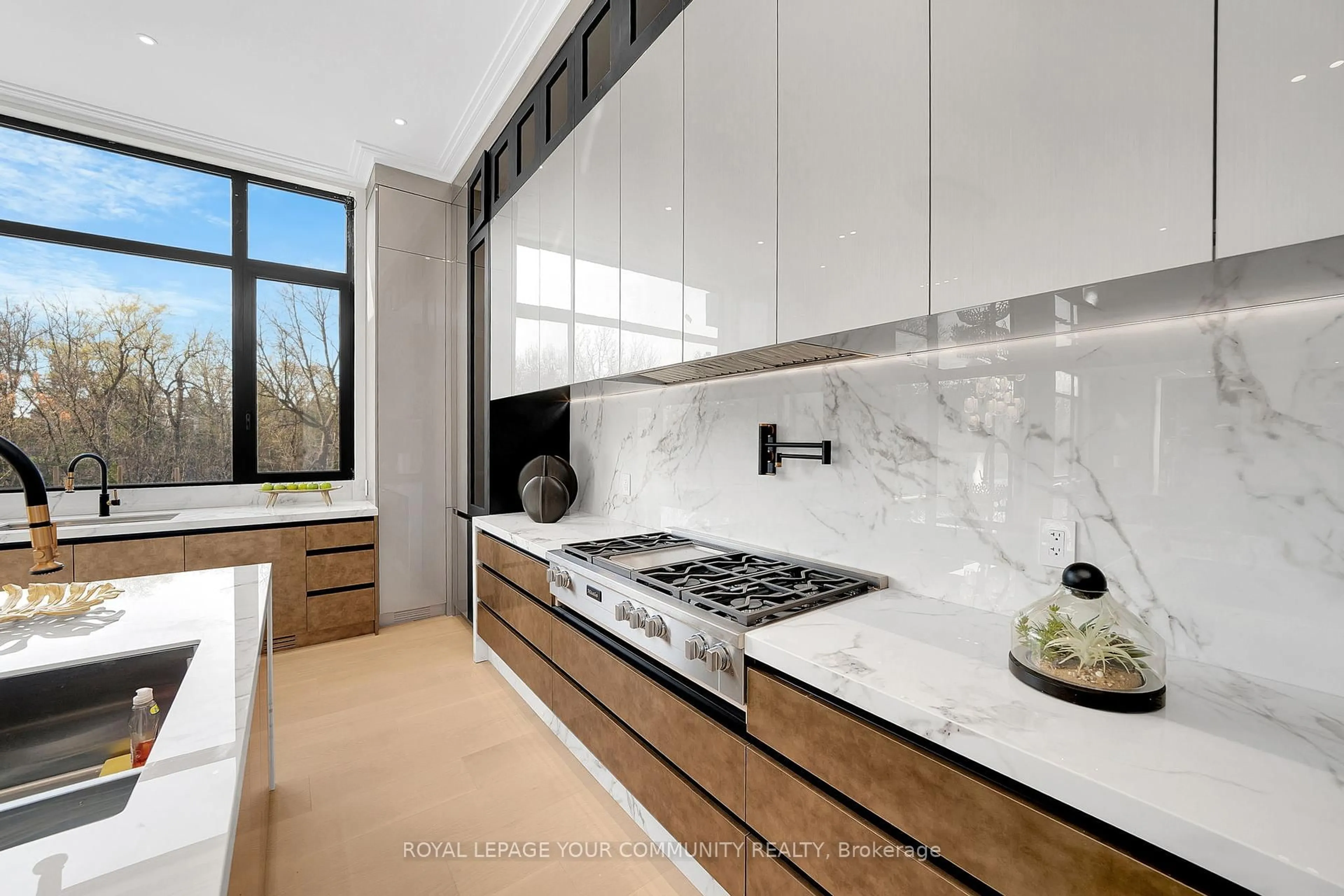 Contemporary kitchen, ceramic/tile floor for 8 Poplar Dr, Richmond Hill Ontario L4E 2W5