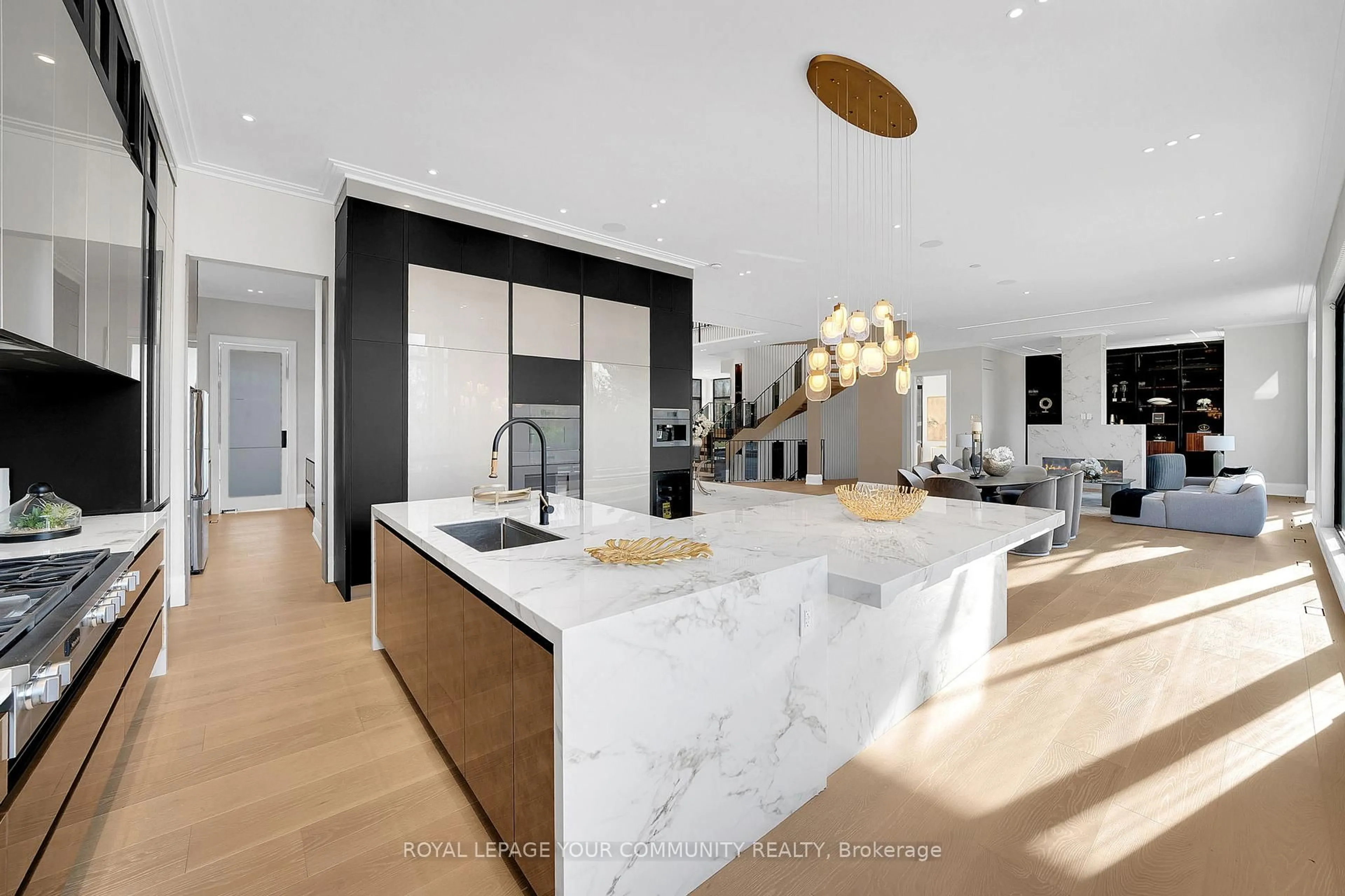 Contemporary kitchen, unknown for 8 Poplar Dr, Richmond Hill Ontario L4E 2W5