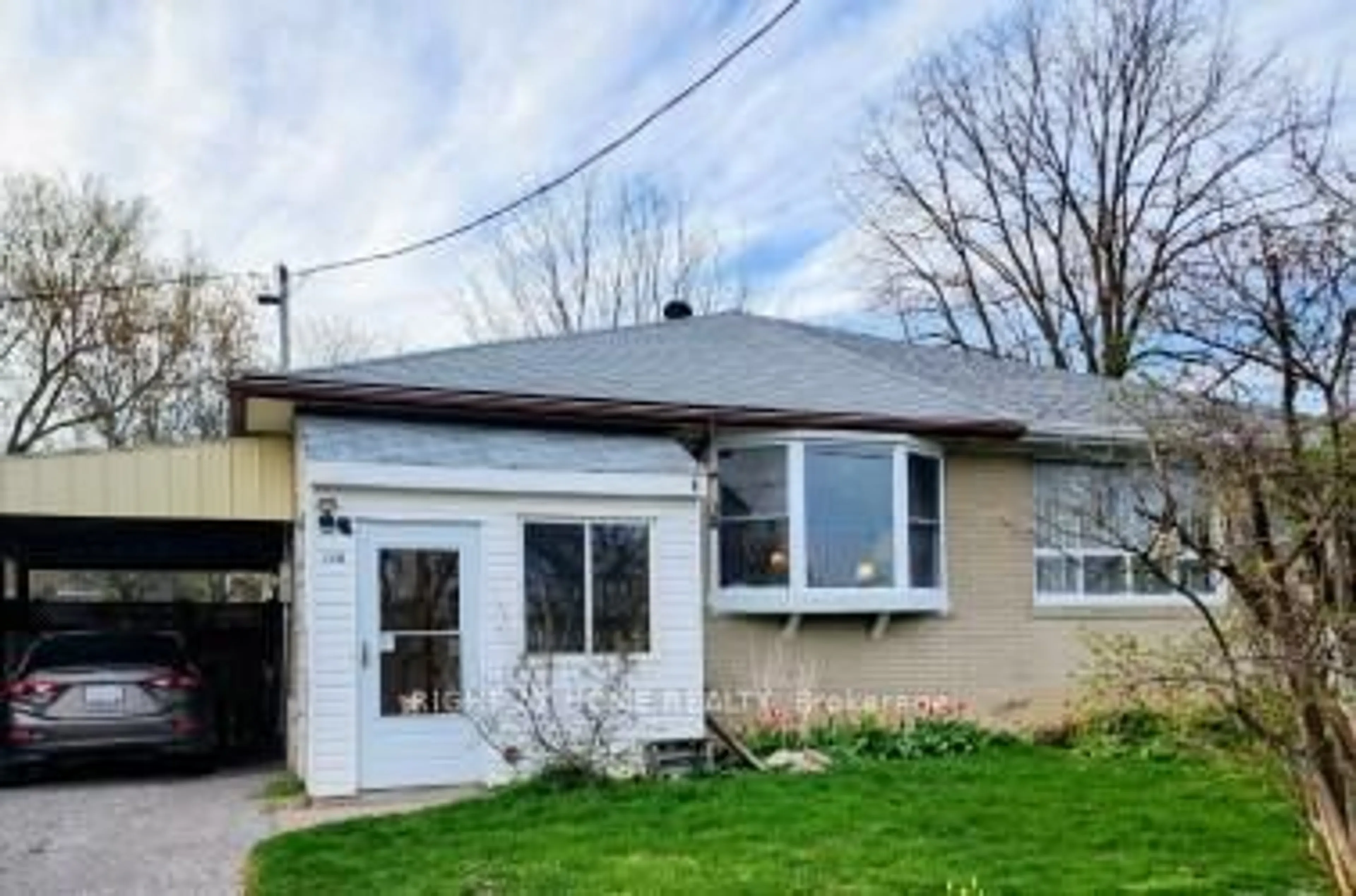 Home with vinyl exterior material, street for 138 Longford Dr, Newmarket Ontario L3Y 2Y5