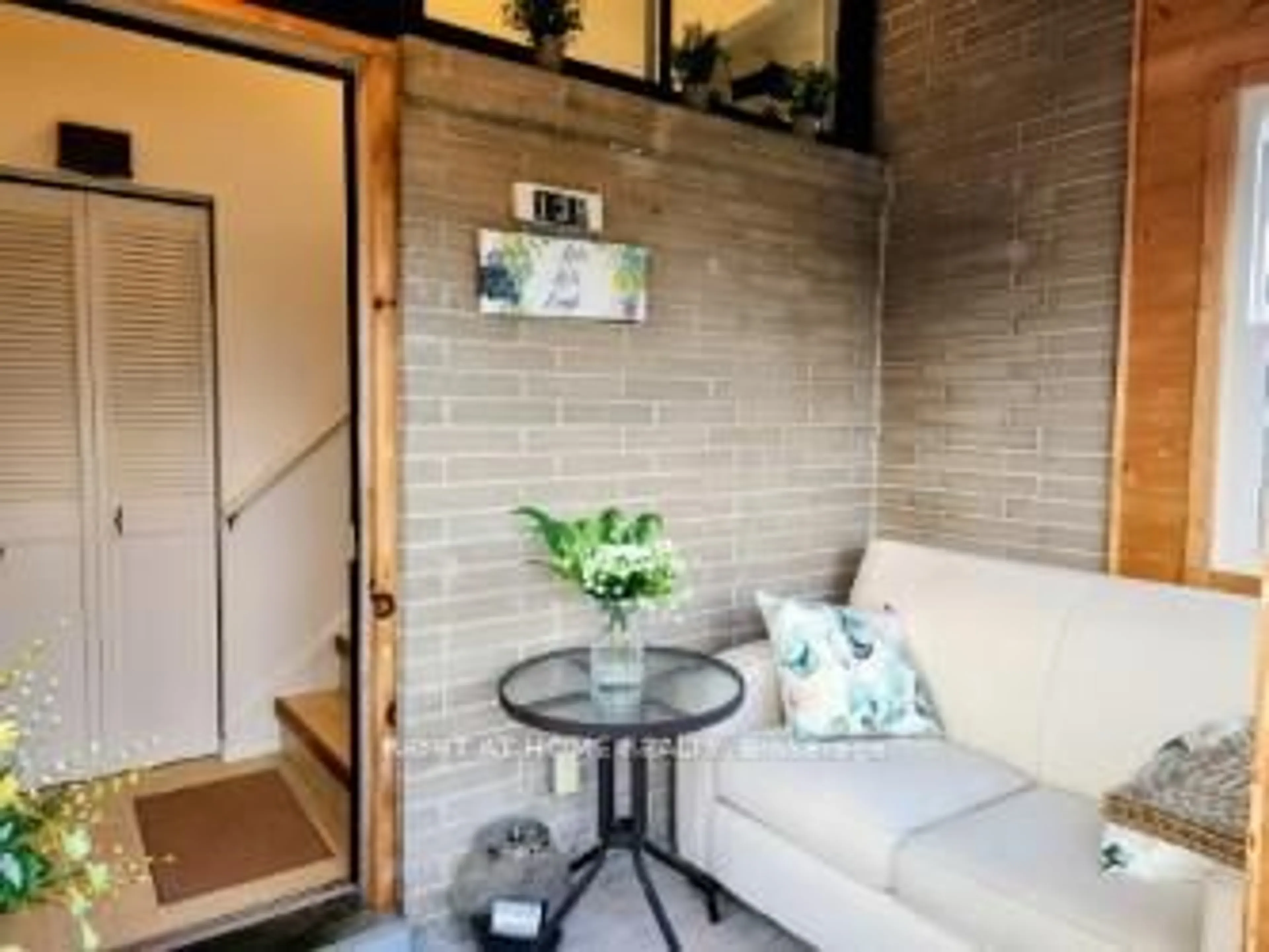 Indoor entryway for 138 Longford Dr, Newmarket Ontario L3Y 2Y5
