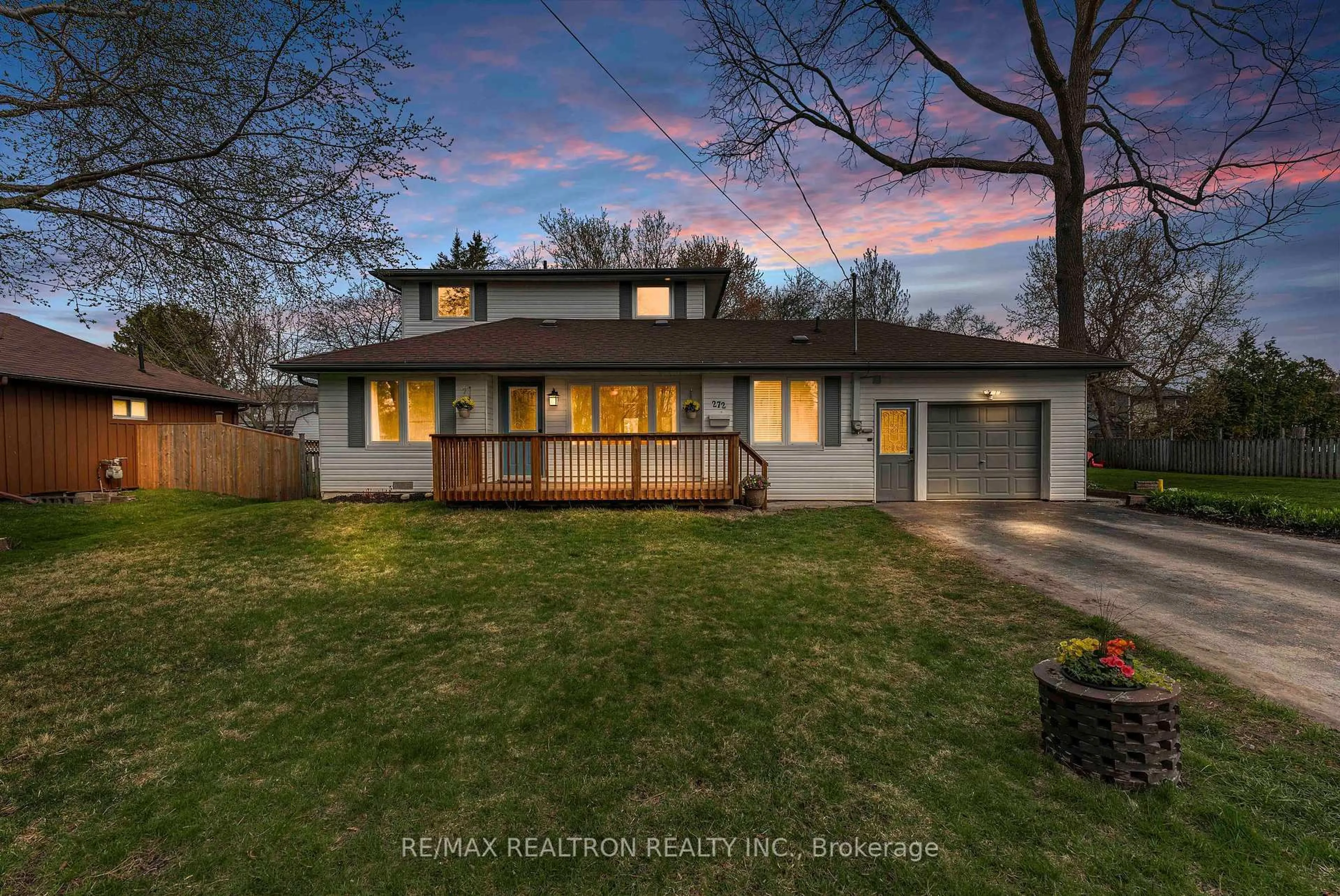 A pic from outside/outdoor area/front of a property/back of a property/a pic from drone, unknown for 272 Crestwood Dr, Georgina Ontario L4P 1H6