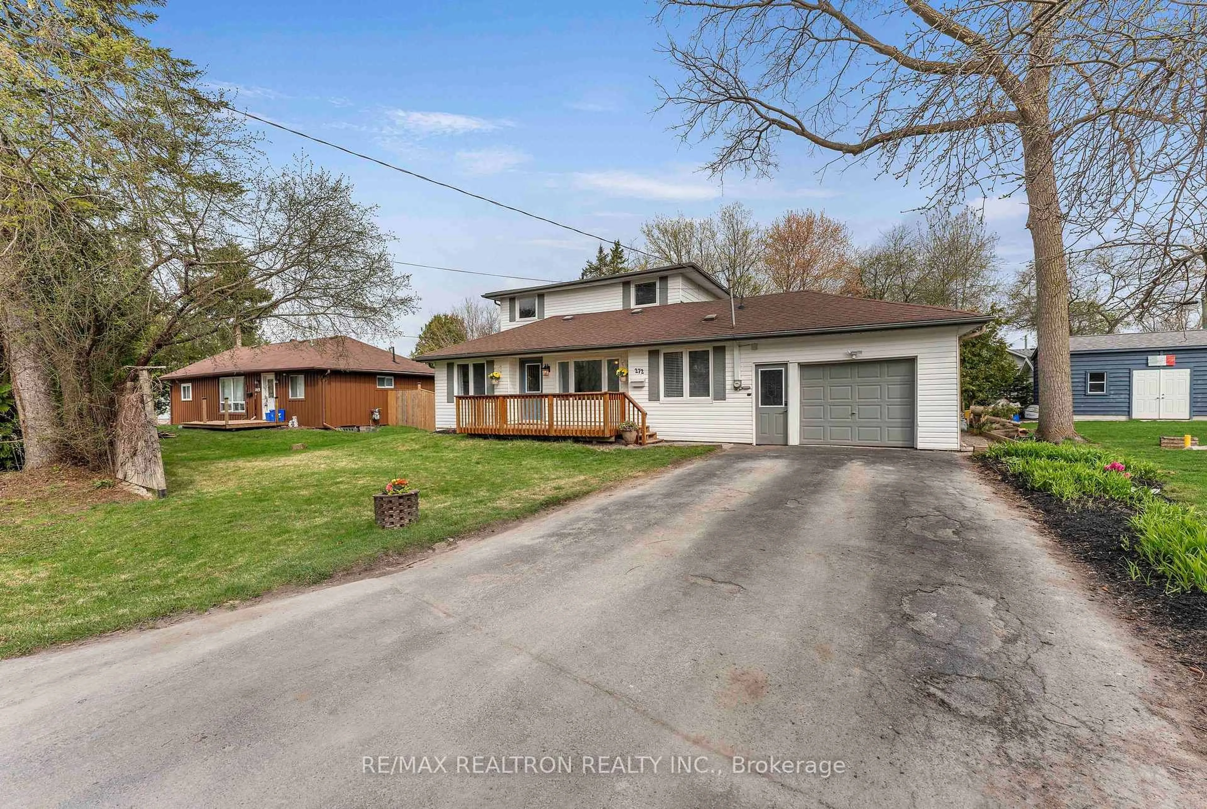 A pic from outside/outdoor area/front of a property/back of a property/a pic from drone, street for 272 Crestwood Dr, Georgina Ontario L4P 1H6