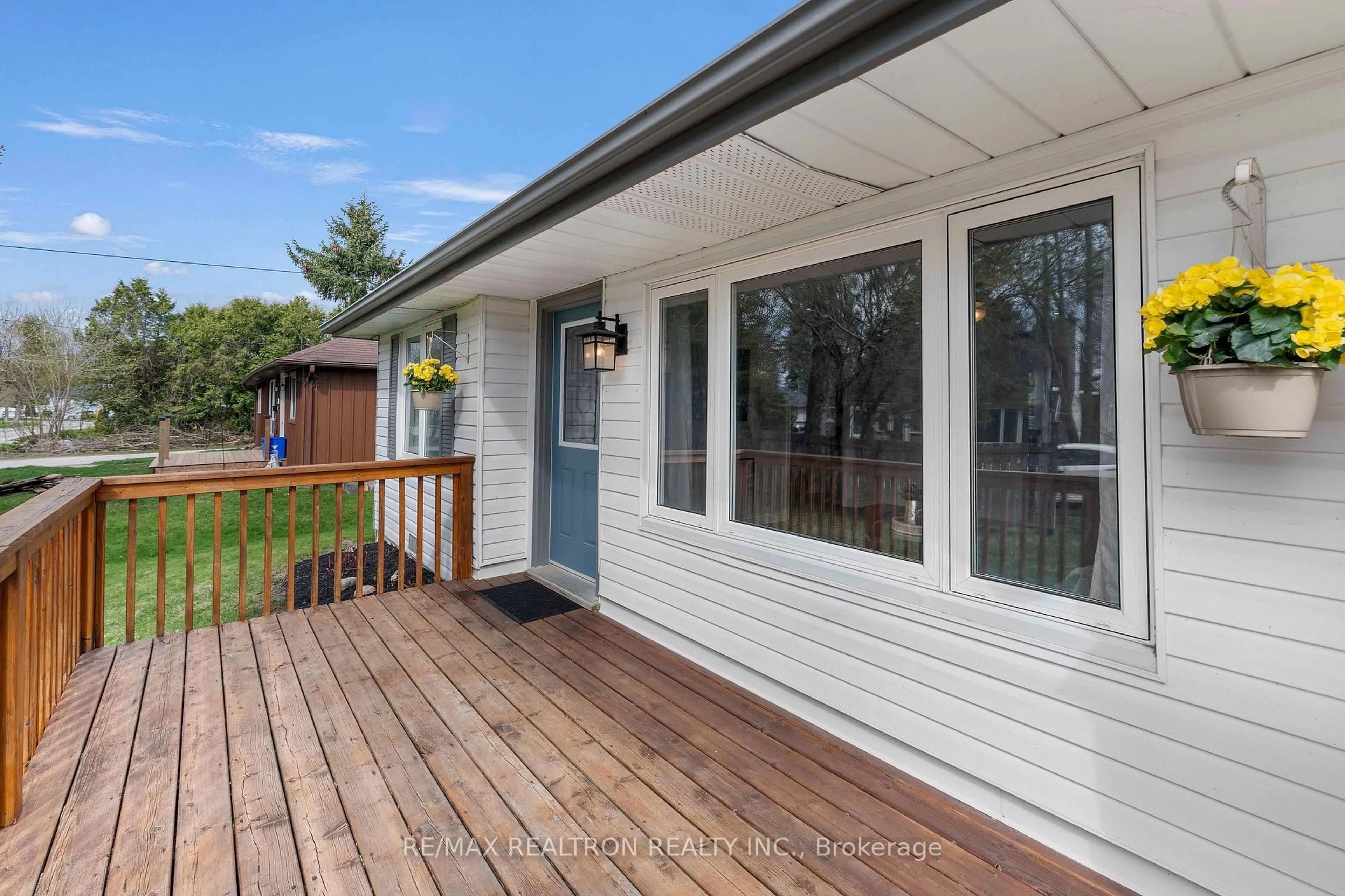 Home with vinyl exterior material, unknown for 272 Crestwood Dr, Georgina Ontario L4P 1H6