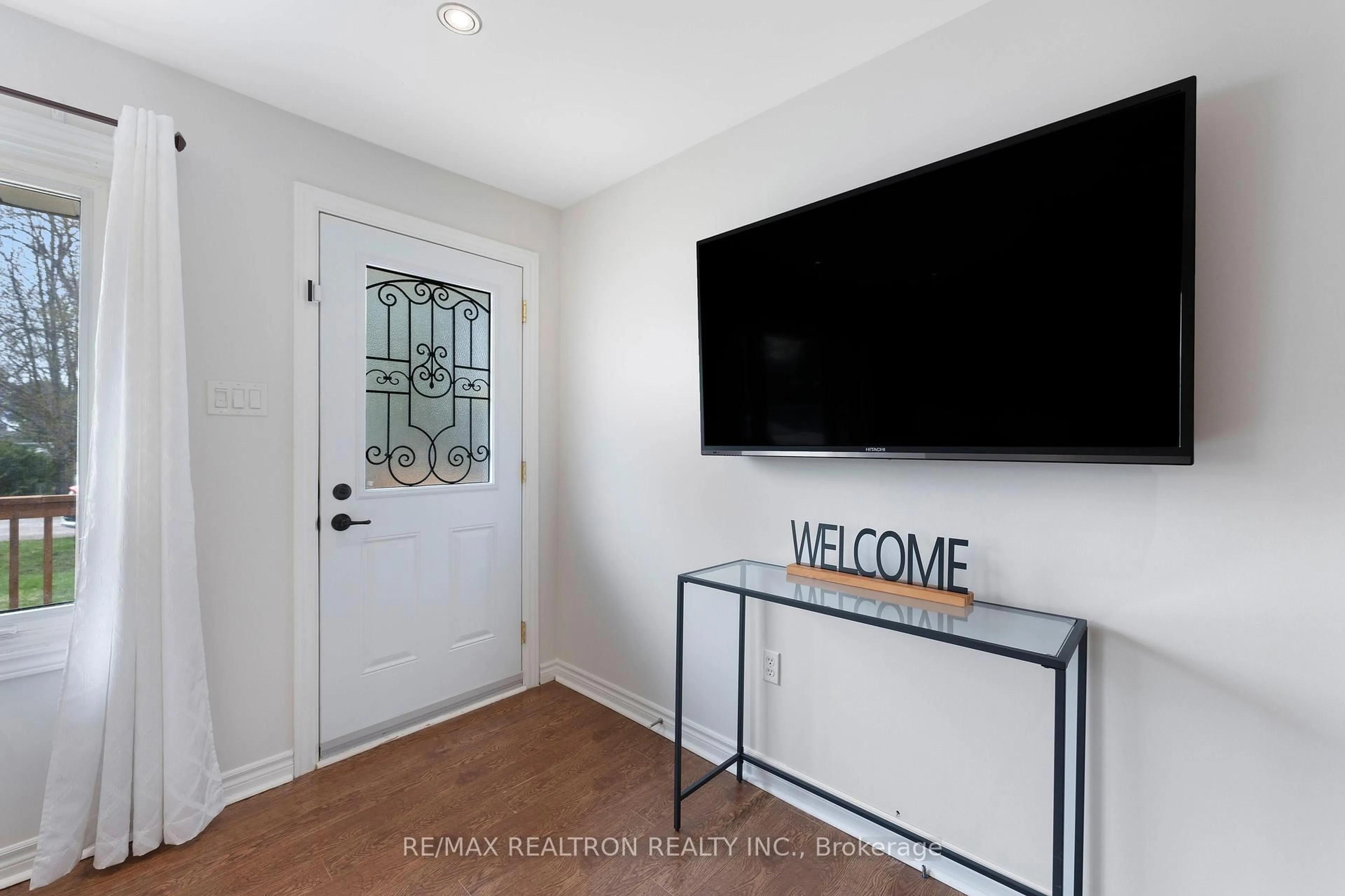 Indoor entryway for 272 Crestwood Dr, Georgina Ontario L4P 1H6
