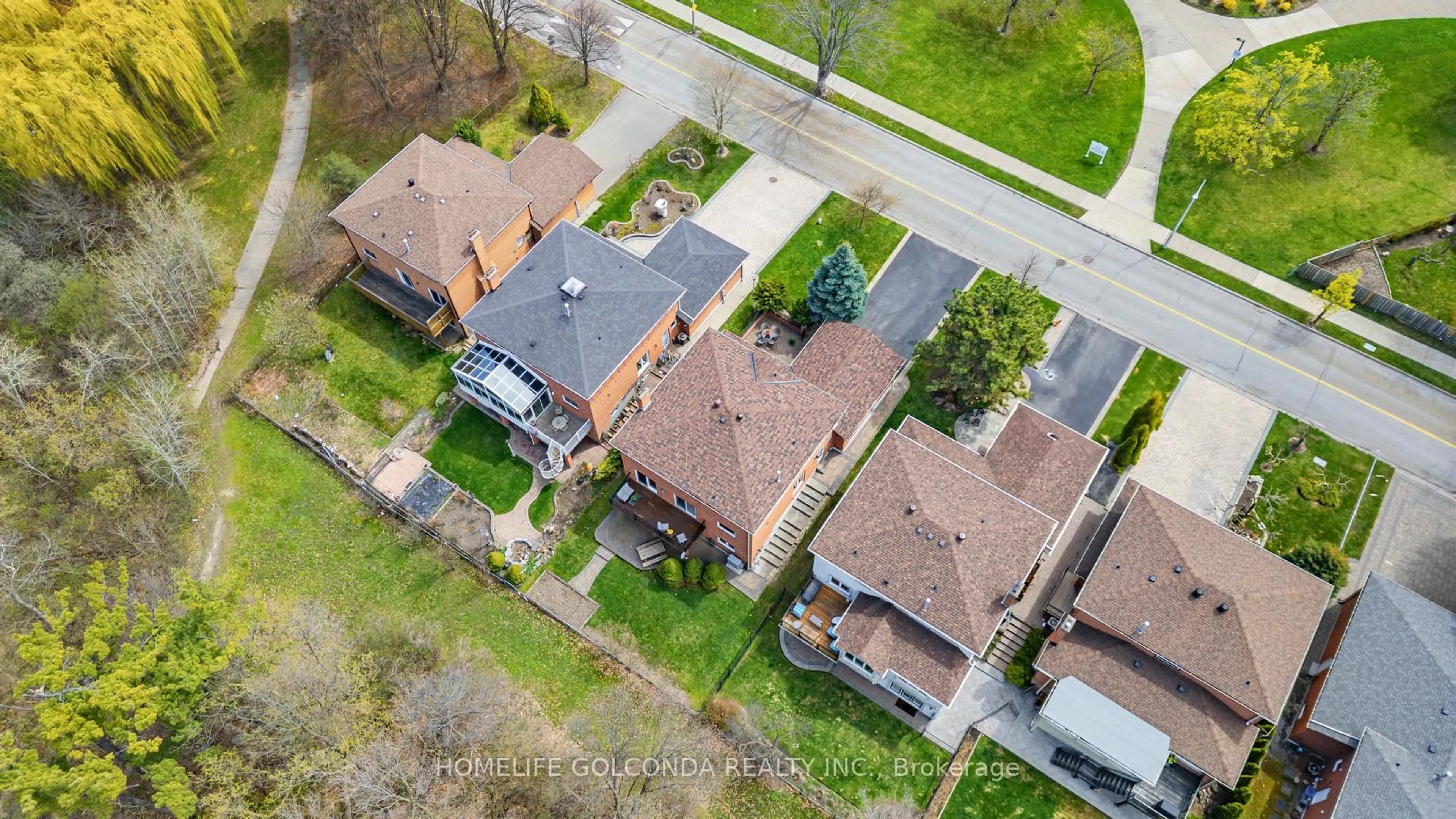 A pic from outside/outdoor area/front of a property/back of a property/a pic from drone, street for 310 Airdrie Dr, Vaughan Ontario L4L 3B9