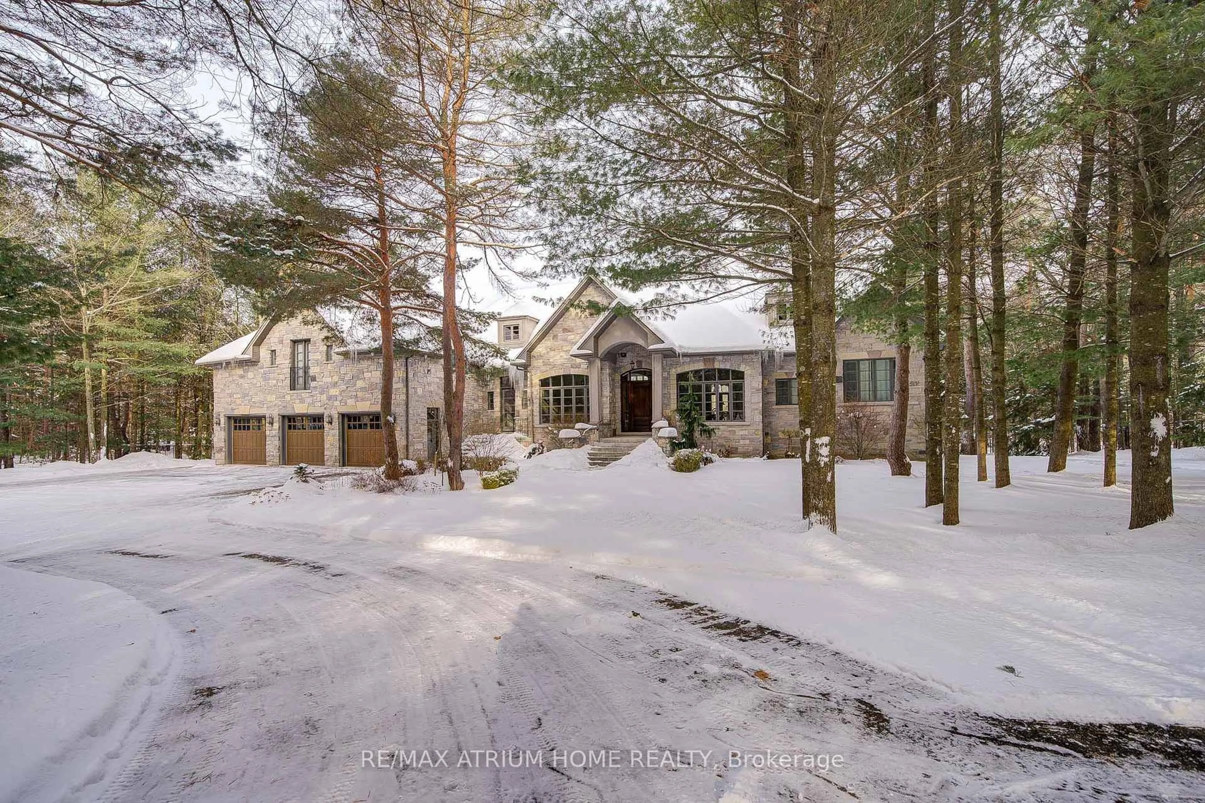 A pic from outside/outdoor area/front of a property/back of a property/a pic from drone, street for 10 Woodlot Crt, Whitchurch-Stouffville Ontario L4A 2L6