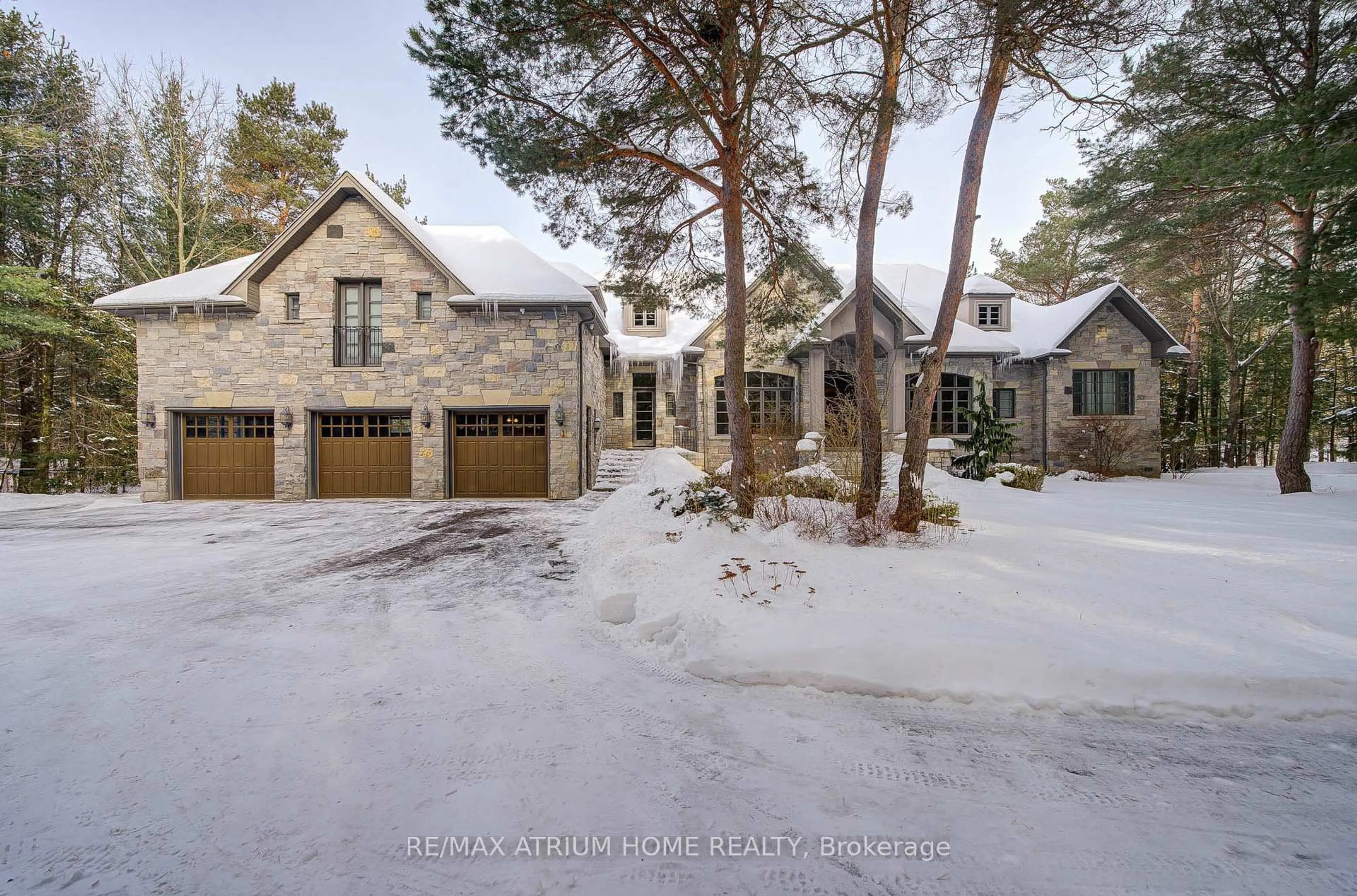 A pic from outside/outdoor area/front of a property/back of a property/a pic from drone, street for 10 Woodlot Crt, Whitchurch-Stouffville Ontario L4A 2L6
