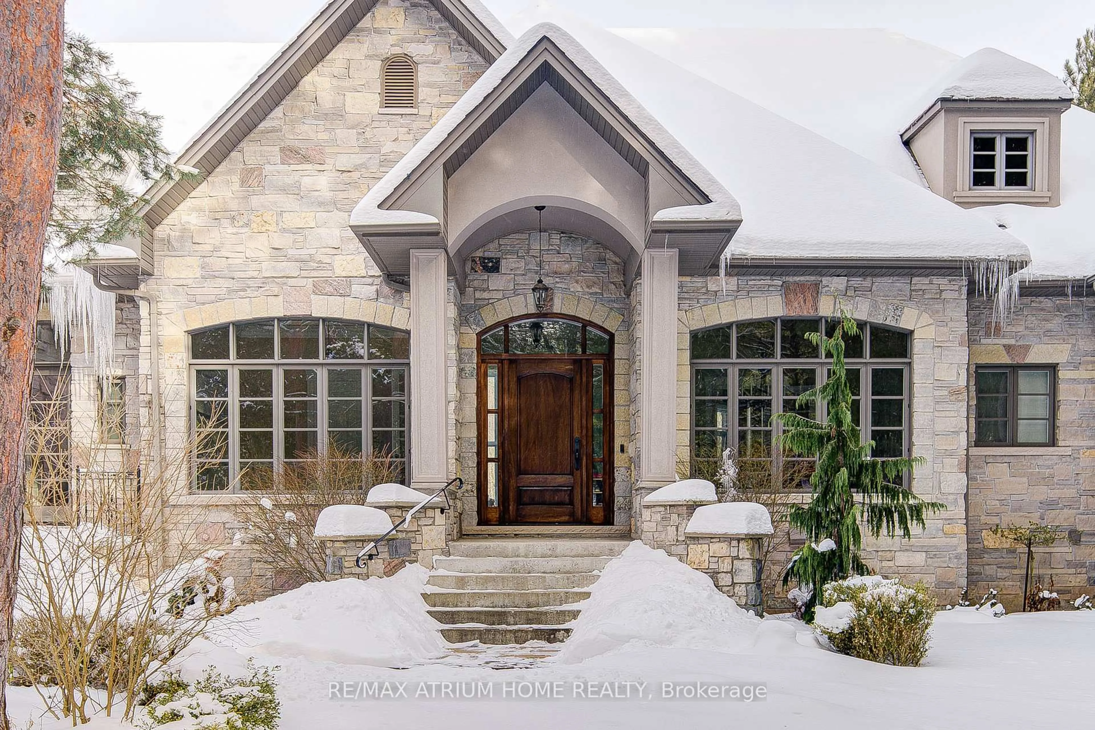 Indoor entryway for 10 Woodlot Crt, Whitchurch-Stouffville Ontario L4A 2L6